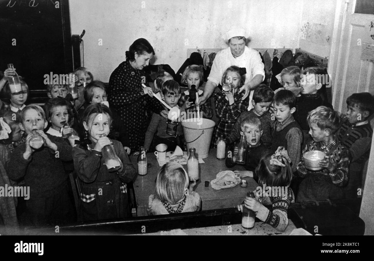 Oslo 19450223 Norvège pendant la Seconde Guerre mondiale: 'Svenska Norgesjälpen 's affaires en Norvège est de plus en plus étendu. Le nombre de mangeurs d'enfants peut atteindre 115 000 postes par jour, répartis en 987 places. Au total, 240 000 personnes sont mangées quotidiennement avec petit et grand. Plusieurs centaines de tonnes de vêtements et de chaussures sont également distribuées entre les nécessiteux. Ici, les enfants qui mangent de la soupe suédoise et boivent du lait. Photo: Archives NTB / NTB Norwegian photo officielle no S 6057. La guerre mondiale 2 en Norvège. Le programme d'aide suédois Daily livre 115 000 potions de soupe aux enfants dans le besoin. Banque D'Images