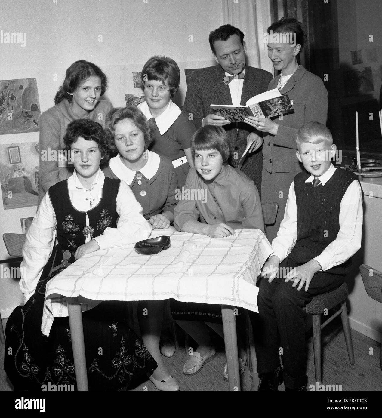 Oslo 19601206 le Time Book de NRK ​​Children pour 1960 est présenté en présence de quelques-uns des jeunes auteurs. Le livre s'appelle 'Espen in Africa' ​​and les enfants de tout le pays ont contribué des chapitres et des dessins à l'histoire. Le revenu tiré de la vente est destiné au Fonds d'aide aux enfants qui aide les enfants dans le besoin. Les jeunes auteurs sont de V back: Svanhild Christiansen, Berit Leikvoll, Children's Program Managers Helge Sverre Nesheim (inconnu) avec le livre, de V front: Lillian Eltvik, Turid Kleiva. Karen Børke et Nils Petter Smeby. Photo: NTB / NTB Banque D'Images