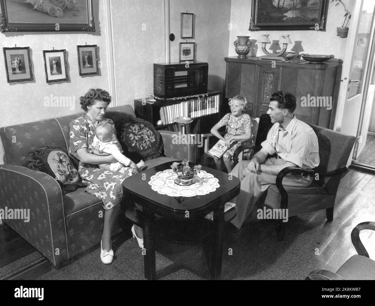 Drammen été 1951. Current a finalement trouvé sa famille moyenne norvégienne. La famille Gulbrandsen à Ørengata 11 à Drammen. Ils illustreront une famille moyenne norvégienne typique en 1950s. Ici, ils s'assoient dans le salon avec leurs deux enfants. Photo: Par Svensson / courant / NTB Banque D'Images