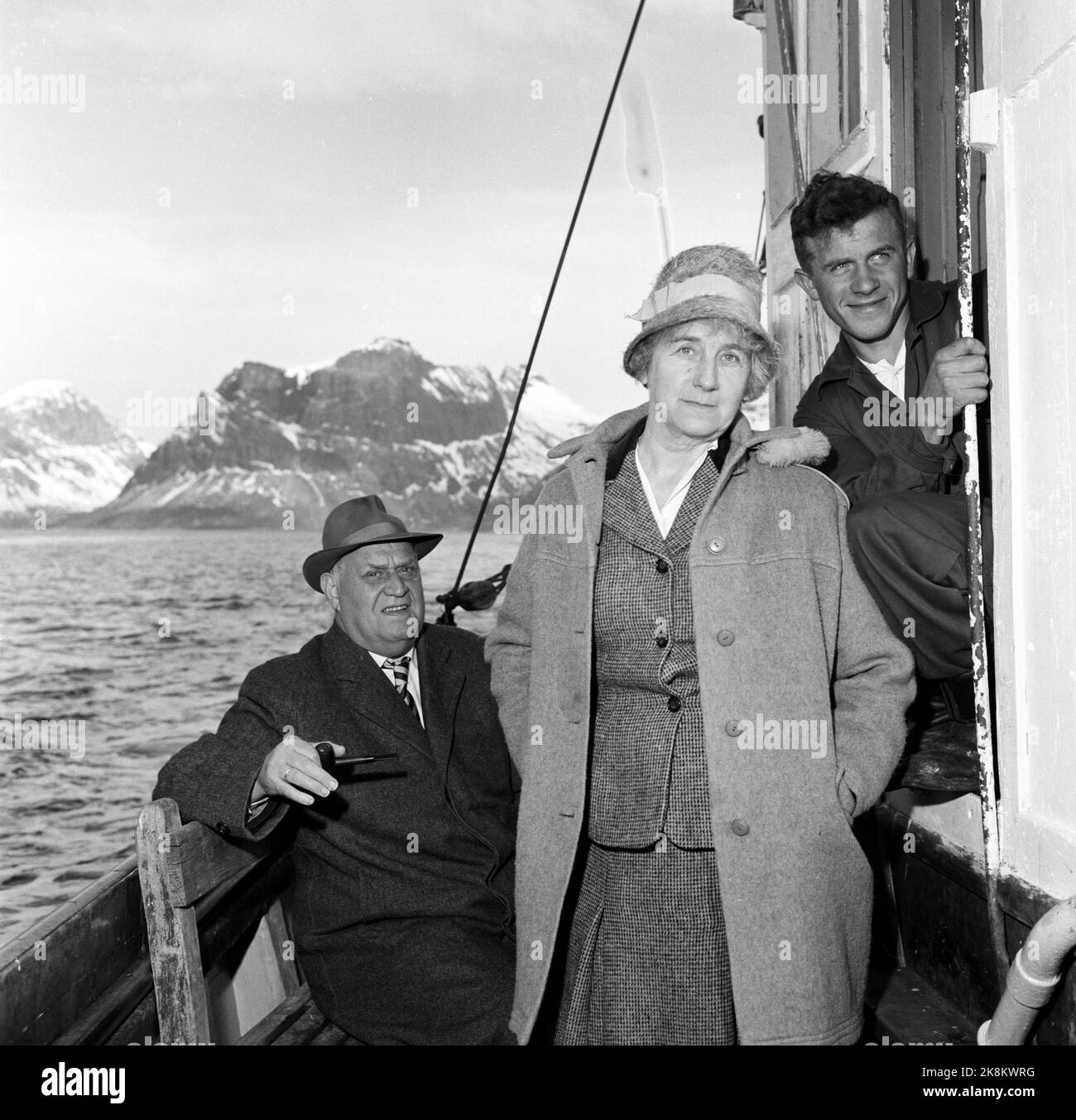 Senja, Troms 1961. Ingrid Bjerkås est ordonné prêtre paroissial à Berg et Cod Prestegjeld à Senja à Troms. Il y aura de nombreux et longs voyages avec le sacerdoce Viken pour le premier prêtre féminin de Norvège. Ici Ingrid Bjerkås sur le bateau qui la transporte autour de son quartier. Son mari, Søren Bjerkås tv Montagnes enneigées en arrière-plan. Photo: Aage Storløkken / actuel / NTB Banque D'Images