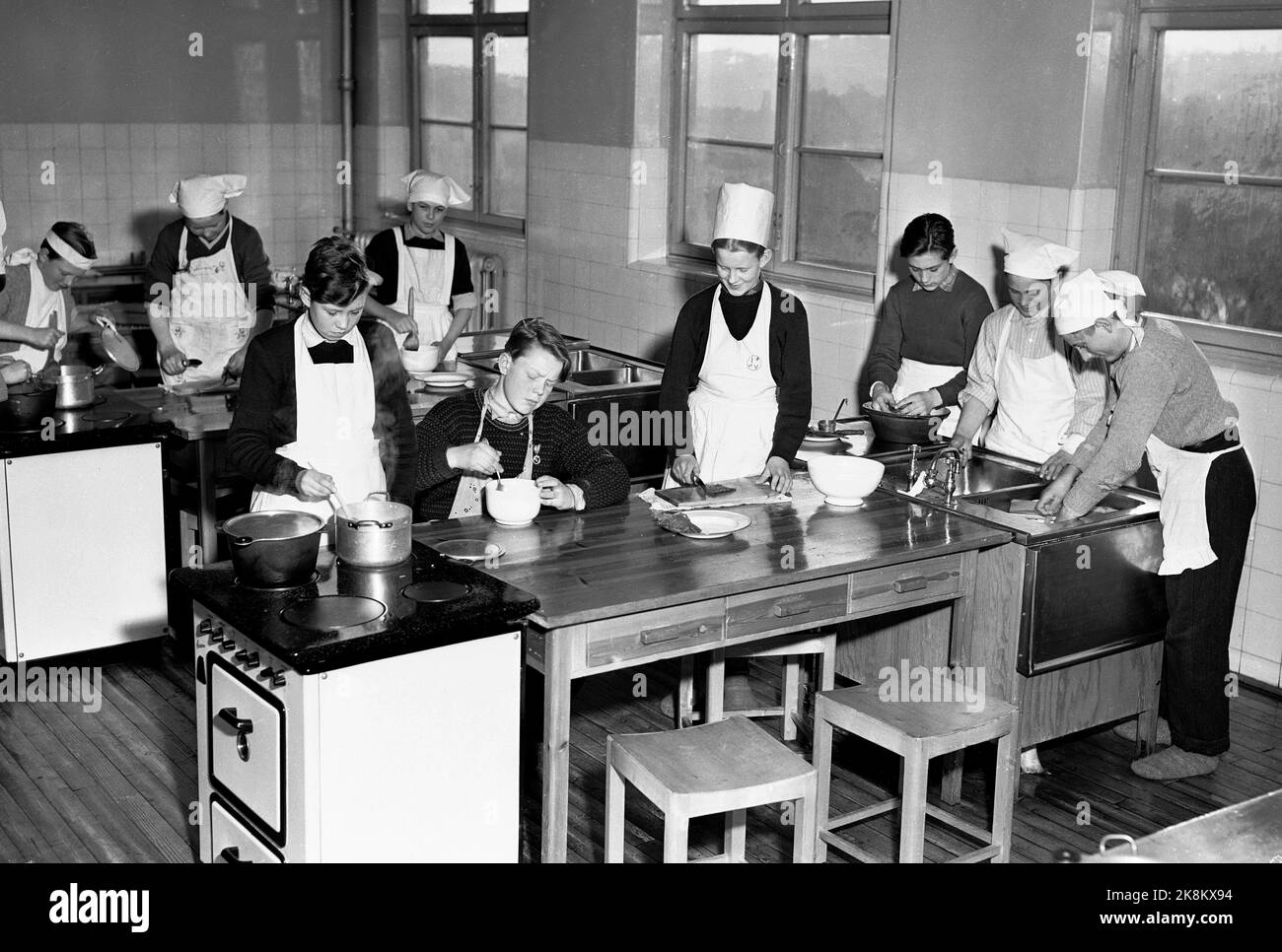 Oslo 19520327 garçons dans la cuisine de l'école de Sagene. Peut-être comme une activité de loisirs. Photo: NTB / NTB Banque D'Images