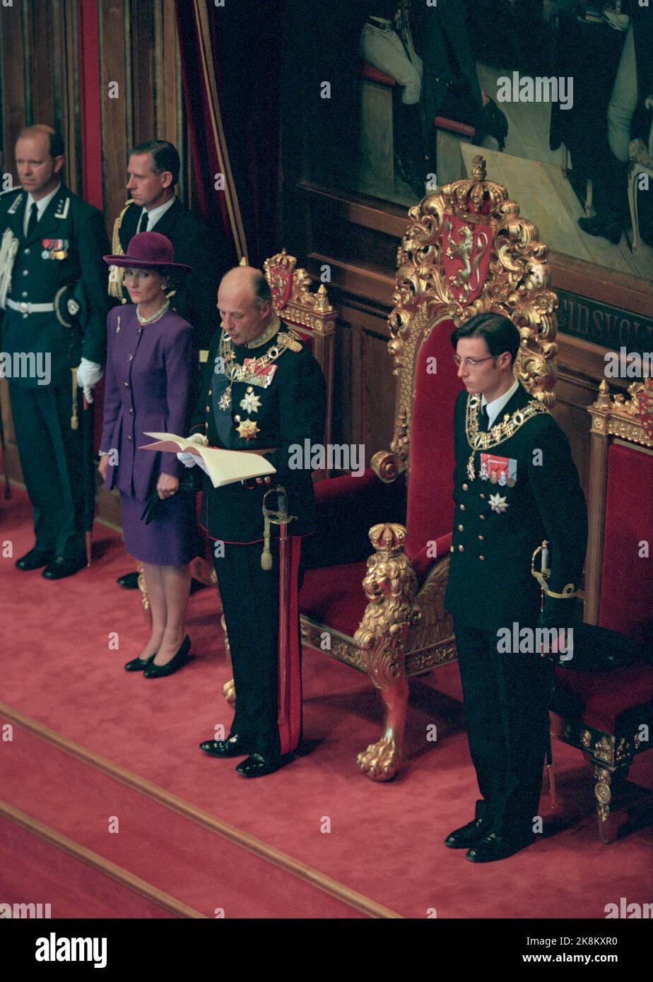 Oslo 19941003 : ouverture du Storting. Le roi Harald l'ouvre 139. Stockage. Présenter également la reine Sonja et le prince héritier Haakon. Photo: Terje Bendiksby Banque D'Images