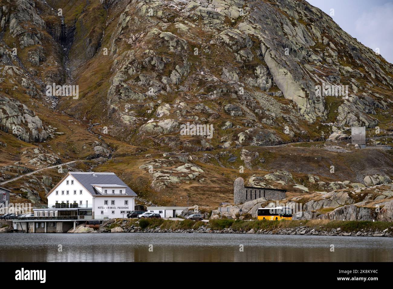 Bus postal passant par l'hôtel Grimselpass, Hôtel Grimsel Passhöhe au sommet du col Grimsel: Grimselpass; Col du Grimsel;: Passo del Grimsel est un Banque D'Images