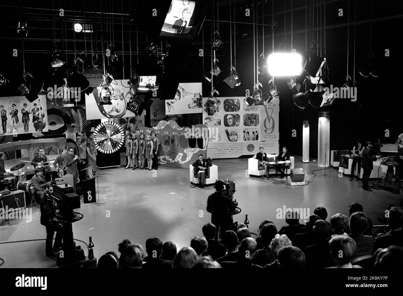 Oslo octobre 1969 NRK a un rabat complet avec son dernier spectacle du samedi 'TV9', une sorte de bingo à la télévision où les téléspectateurs pourraient acheter des coupons de bingo et gagner des téléviseurs. Le revenu a été transféré au Fonds de la radio. Voici un aperçu du studio, avec le public dans le hall, et le grand panneau de bingo en arrière-plan. Photo: Aaserud / courant / NTB Banque D'Images