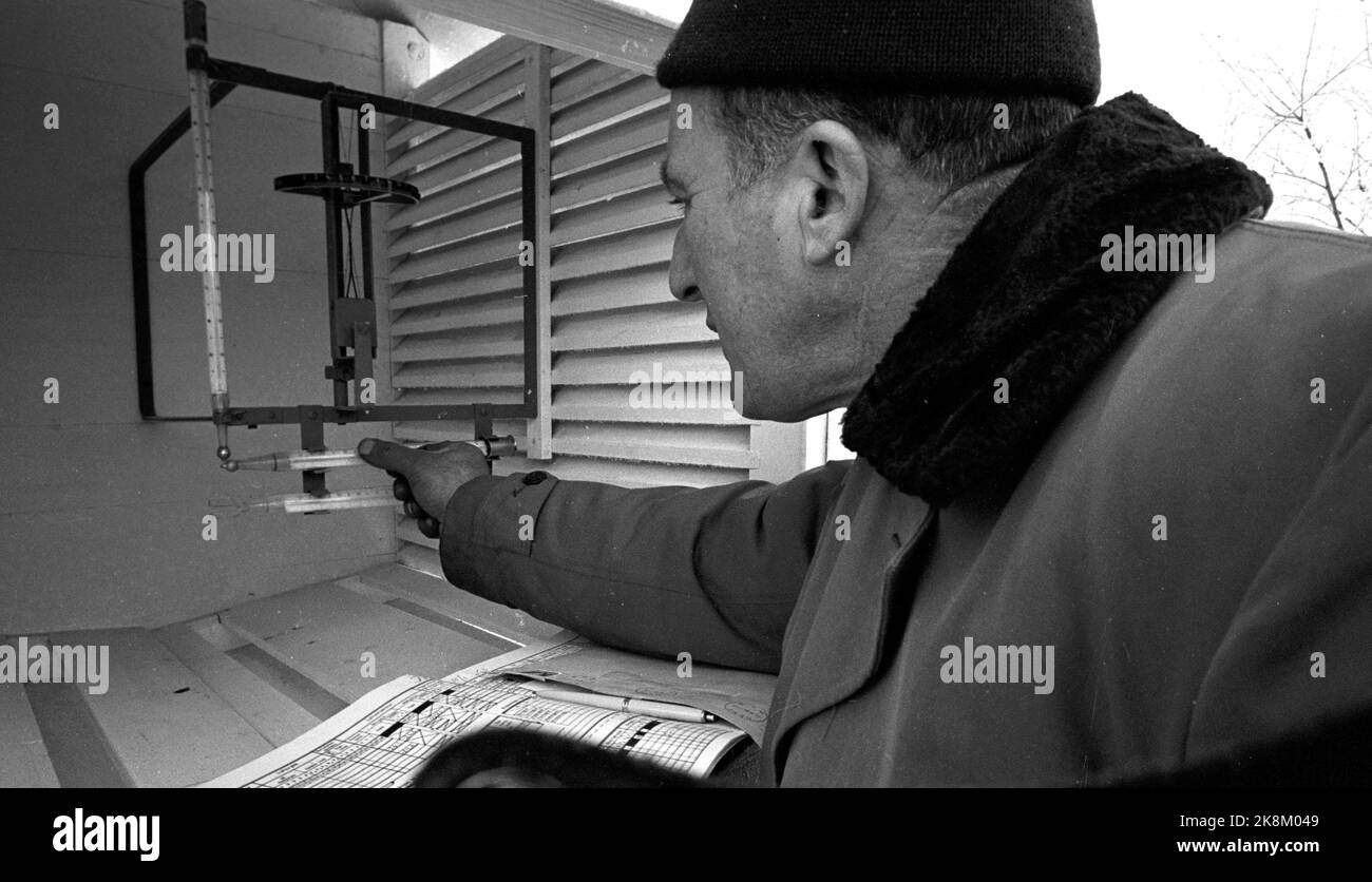 Rena janvier 1963 vague de froid à Rena, l'un des endroits les plus froids de Norvège. Voici Arthur Westgaard, l'homme qui s'adapte à la station météorologique locale de Haugedalshøgda, qui lit le thermomètre. Il indique 35 degrés moins. Photo: Sverre A. Børretzen / actuel / NTB Banque D'Images