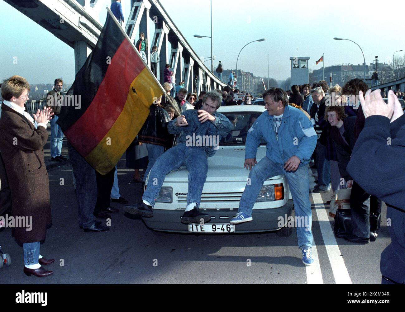 Berlin Allemagne 19891110 chute du mur de Berlin: Des scènes de joie au poste frontière de Bornholmer Strasse après l'ouverture de la frontière entre Berlin-est et Berlin-Ouest aujourd'hui. Fil drapeau allemand .. Photo: Jørn H. Moen / NTB. Banque D'Images