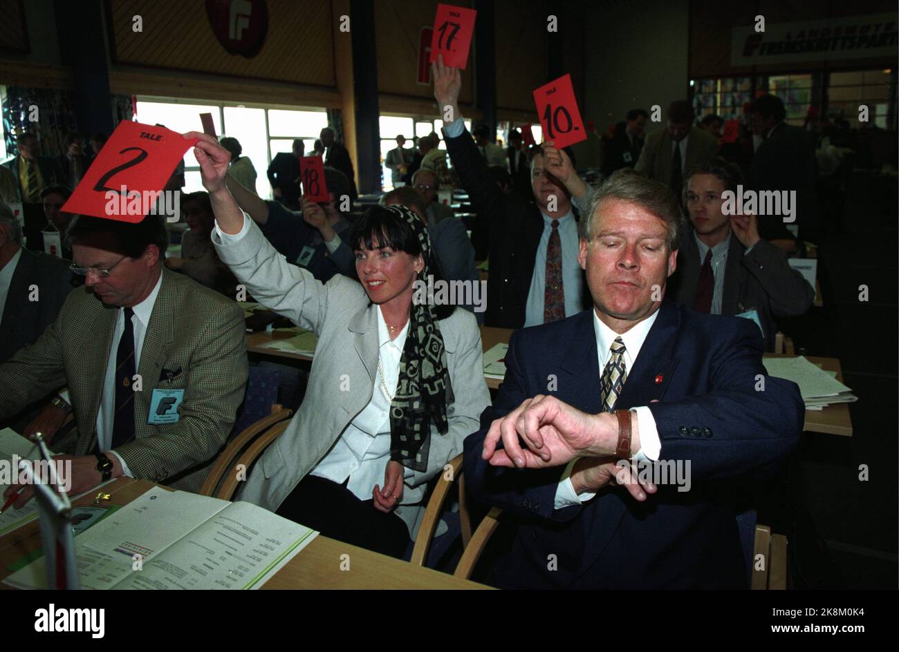 Bolkesjø 20030209 la réunion nationale du Parti du progrès à Bolkesjø en 1994 a été plus tard appelée 'dolkesjø' à cause du président du parti de nettoyage Carl I. Hagen. Sur la photo, Carl I. Hagen regarde l'horloge lors d'un vote à la réunion nationale. V. Ellen Wibe, qui a démissionné de son poste de chef adjoint. Photo: Bjørn owe Holmberg / NTB Banque D'Images