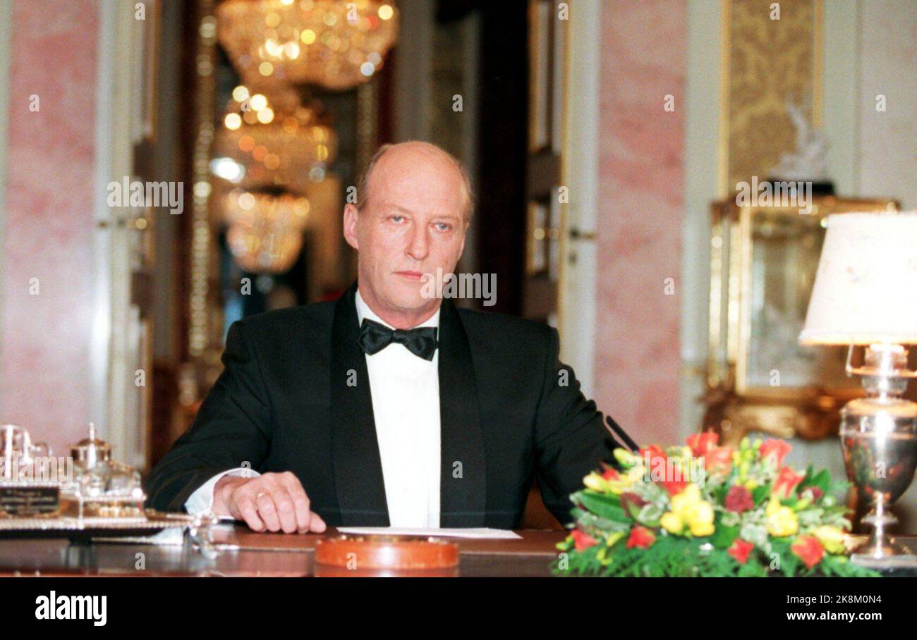 Oslo 19951231. Le roi Harald pendant l'enregistrement du discours du nouvel an de cette année à la télévision. Le roi a donné pour la première fois son discours au peuple norvégien du château royal. (Auparavant, ces émissions ont toujours été produites en studio à la maison Marienlyst du NRK.) Dans le discours, le roi insistait, entre autres choses. Responsabilité de donner aux enfants et aux jeunes de bonnes images de l'humanité, de l'action et du soin les uns des autres. Photo: Gunnar Lier / NTB Banque D'Images