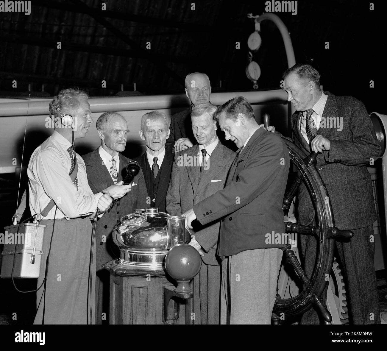 Oslo 19510820. Le vieux équipage du vaisseau polaire Fram, le scientifique de Polea Roald Amundsen, se réunit à nouveau à bord du navire. Un employé de NRK Broadcasting radio a été soigneusement en place et a interviewé les gars. Photo: NTB / NTB Banque D'Images