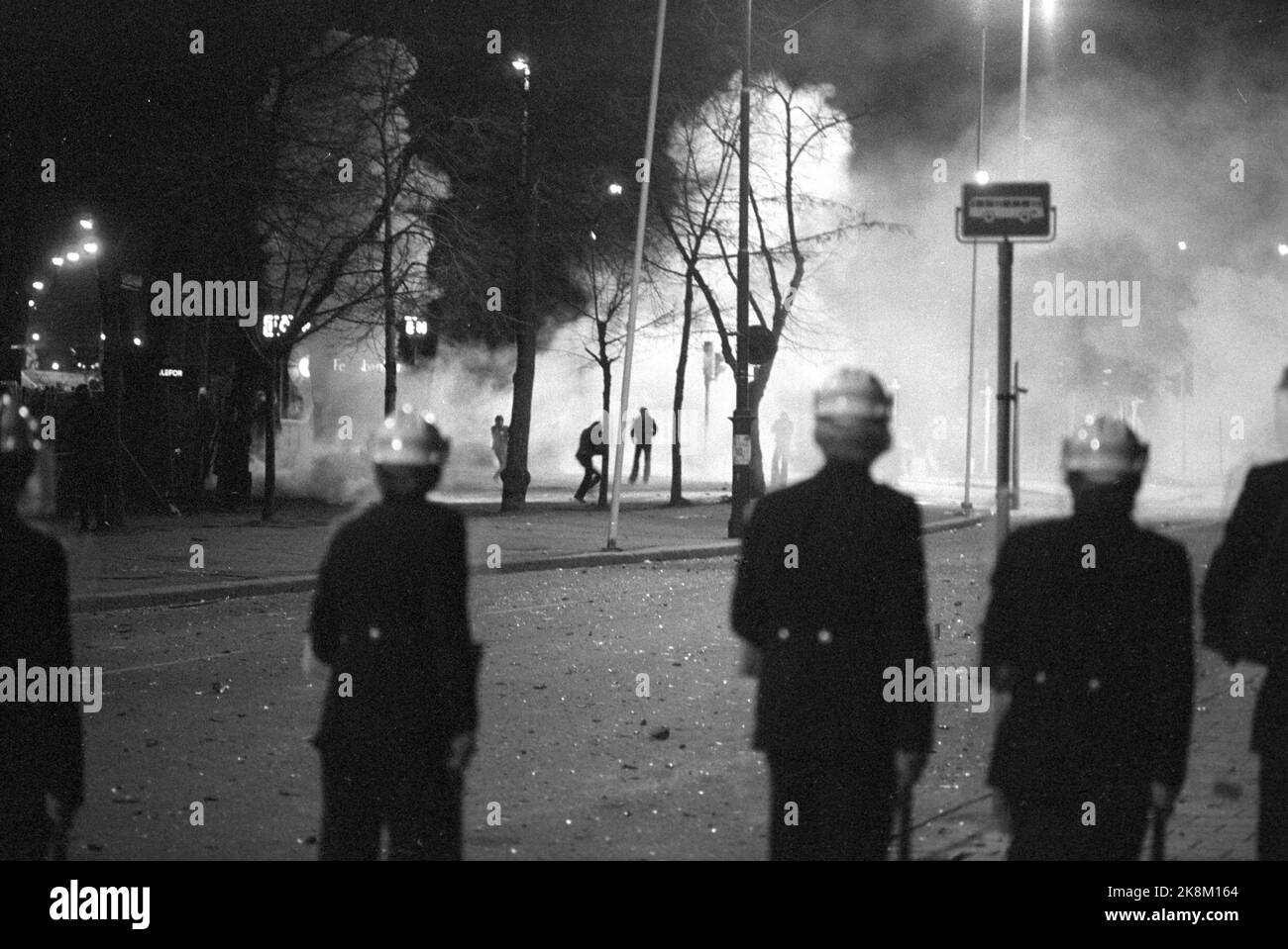 Oslo 19790501. Nuit des troubles jusqu'à 1 mai. La police a formé la chaîne et l'attaque avec le gaz. Lorsque la patience de la police a pris fin et que le public ne s'est pas conformé à la demande de retrait pacifique, la police a fait appel à des hommes spécialement équipés qui utilisaient de l'essence pour ramener les quantités à la porte de Karl Johans. La photo a été prise au sommet de Karl Johan. Photo: Svein Hammerstad / NTB Banque D'Images