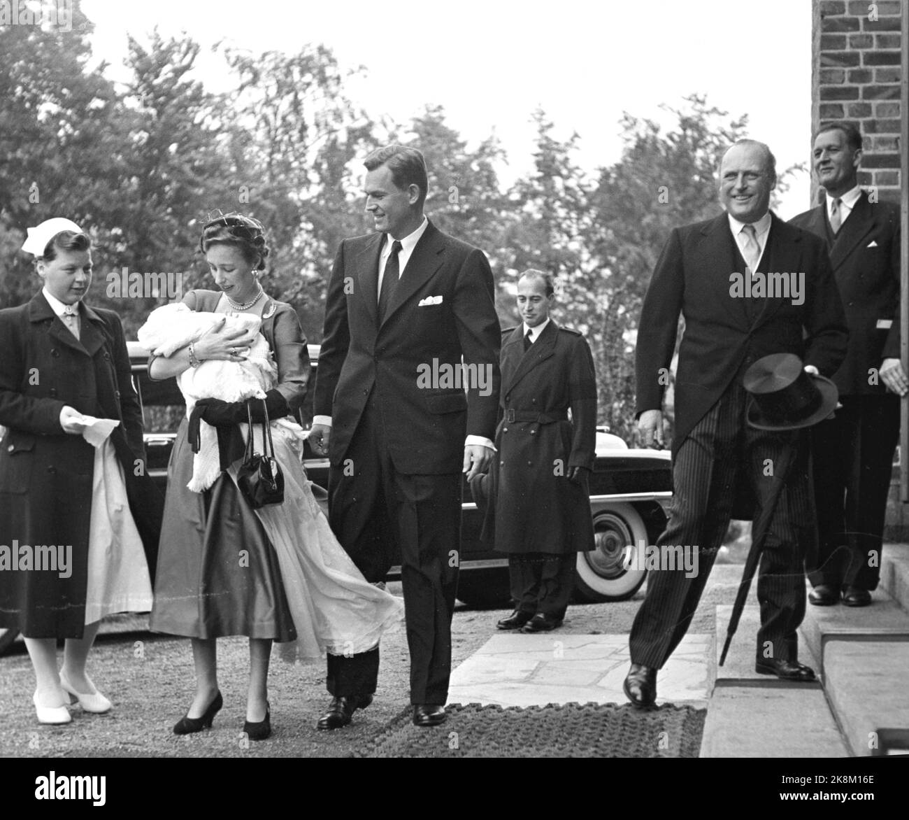 Asker 19540210. Prinsesse Ragnhild og Erling Lorentzen bærer stit ...