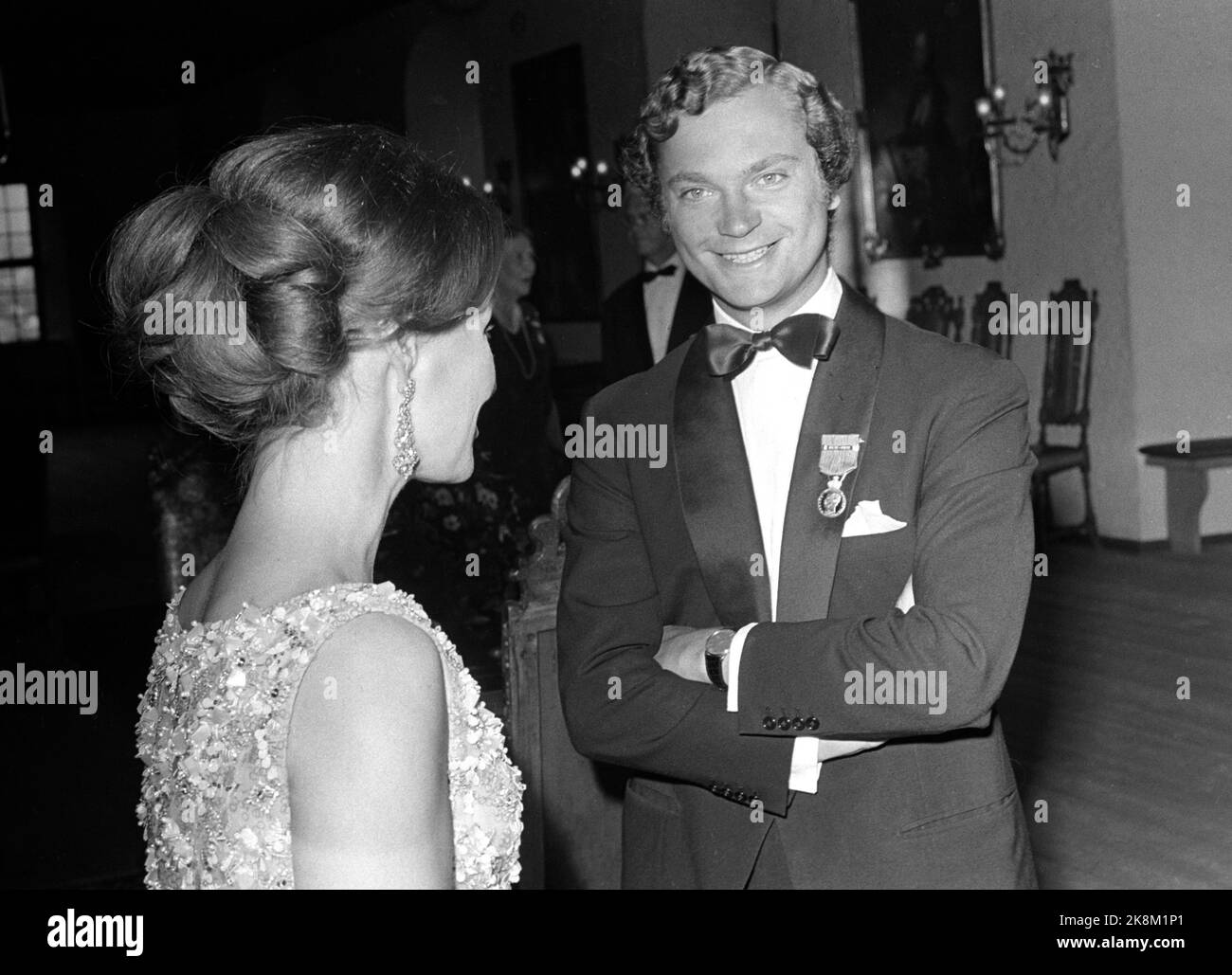 Oslo 19720803. Le VII anniversaire du roi Haakon en 100th. Ici depuis le dîner de gala au château d'Akershus. La princesse de la Couronne Sonja et Carl Gustaf de Suède en conversation avant le dîner. Photo: NTB / NTB Banque D'Images