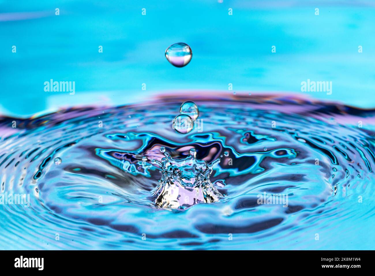Goutte d'eau pure éclaboussure à la surface de l'eau. Banque D'Images