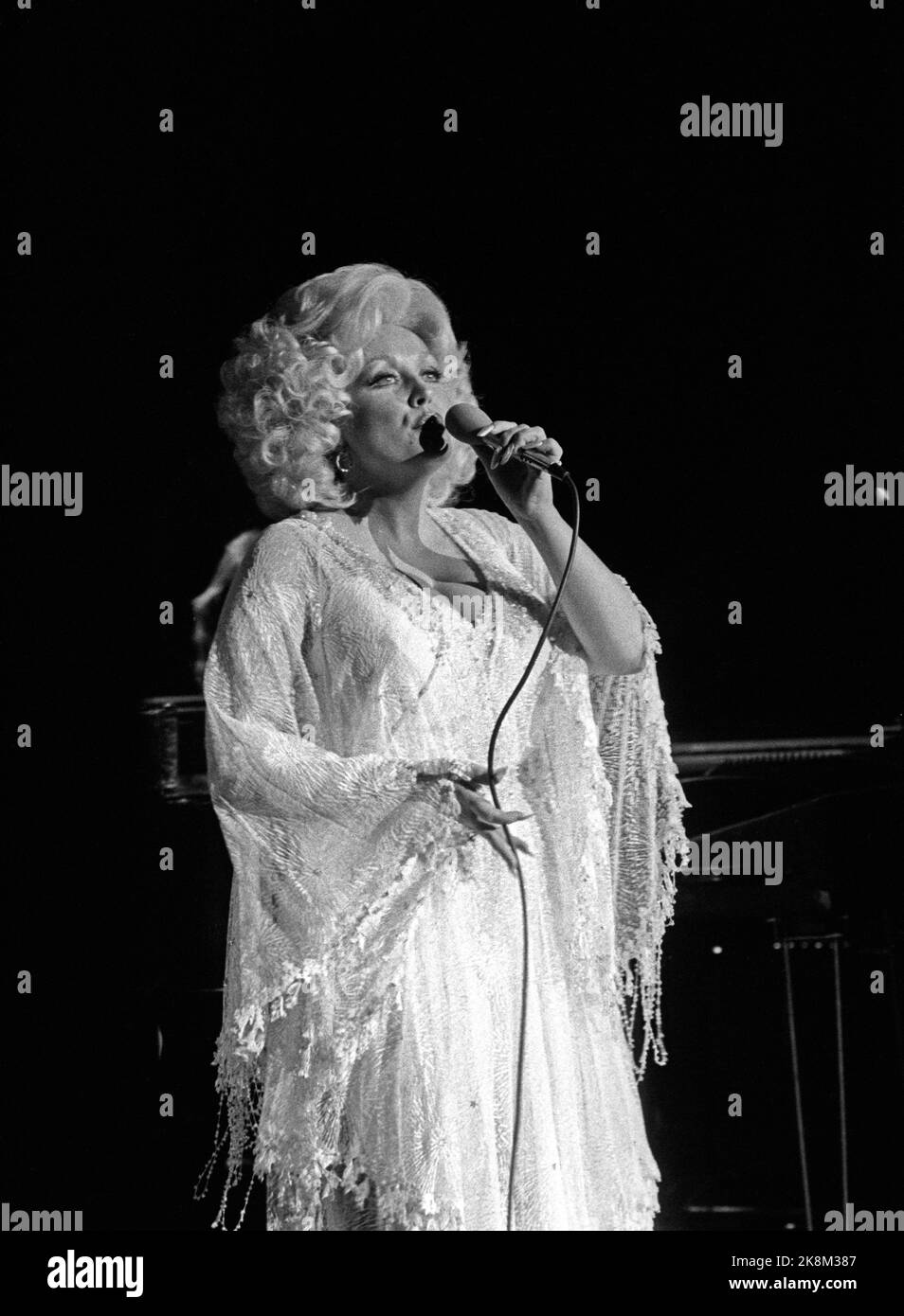 Oslo 19781102. Dolly Parton sur scène pendant le concert du Château neuf. Photo Henrik Laurvik / NTB Banque D'Images