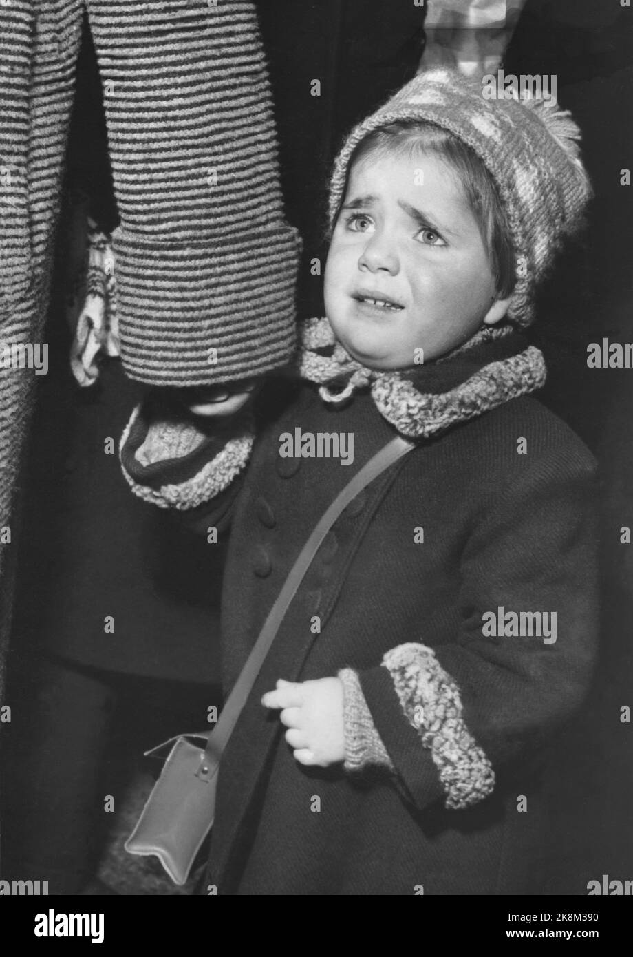 Oslo 195412 - les enfants rencontrent le Père Noël. Petite fille semble effrayé sur le père Noël. J’en crasse. Tient la mère dans la main. Photo: Aage Storløkken / actuel / NTB Banque D'Images