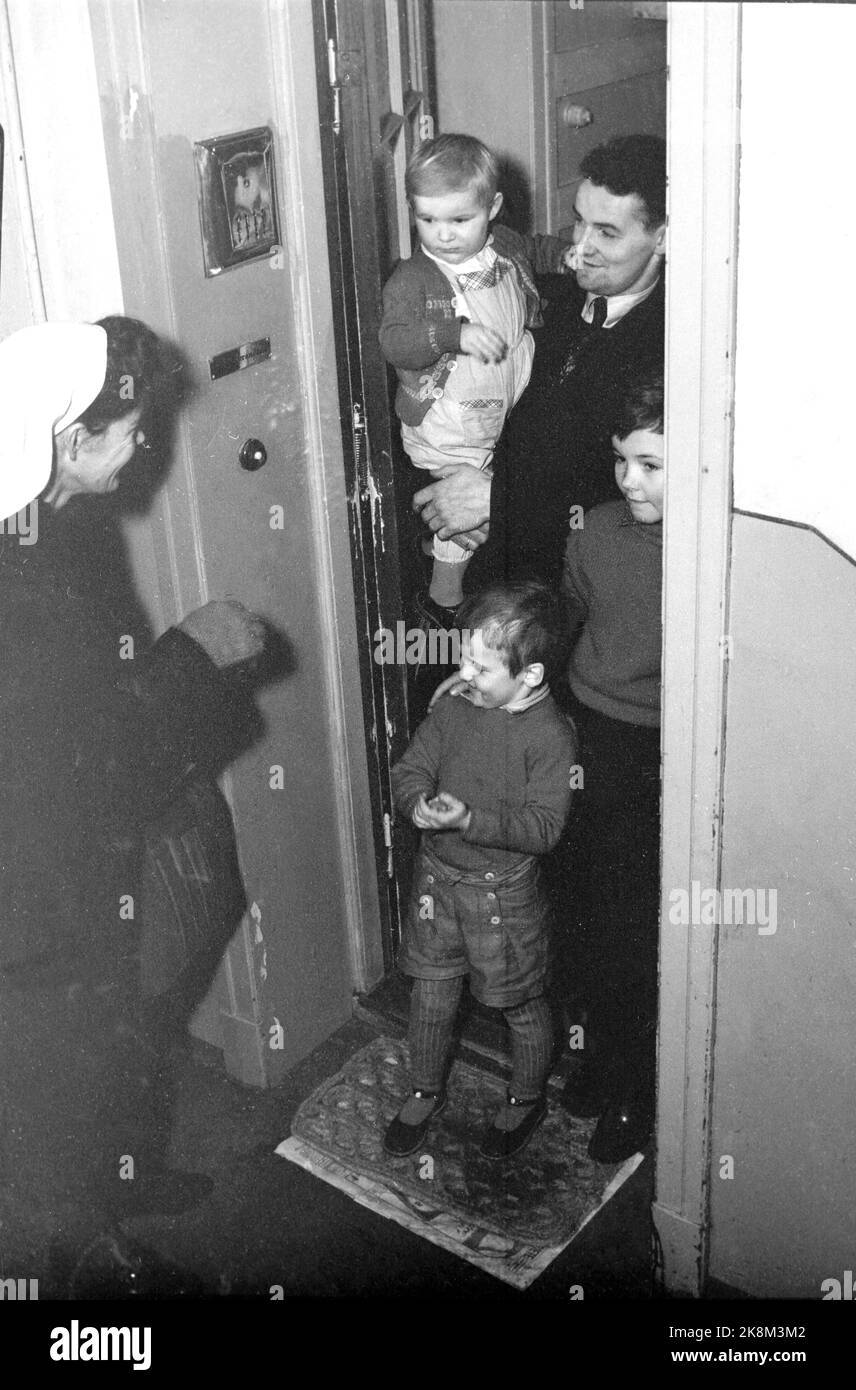 Oslo 1950107: La femme au foyer est une bonne aide pour obtenir quand la mère est malade. Ici, la femme au foyer Vikaren Solbjørg Slotvik arrive à la famille Gulbrandsen, et elle est accueillie à la porte par son père avec trois enfants. Photo: NTB / NTB Banque D'Images