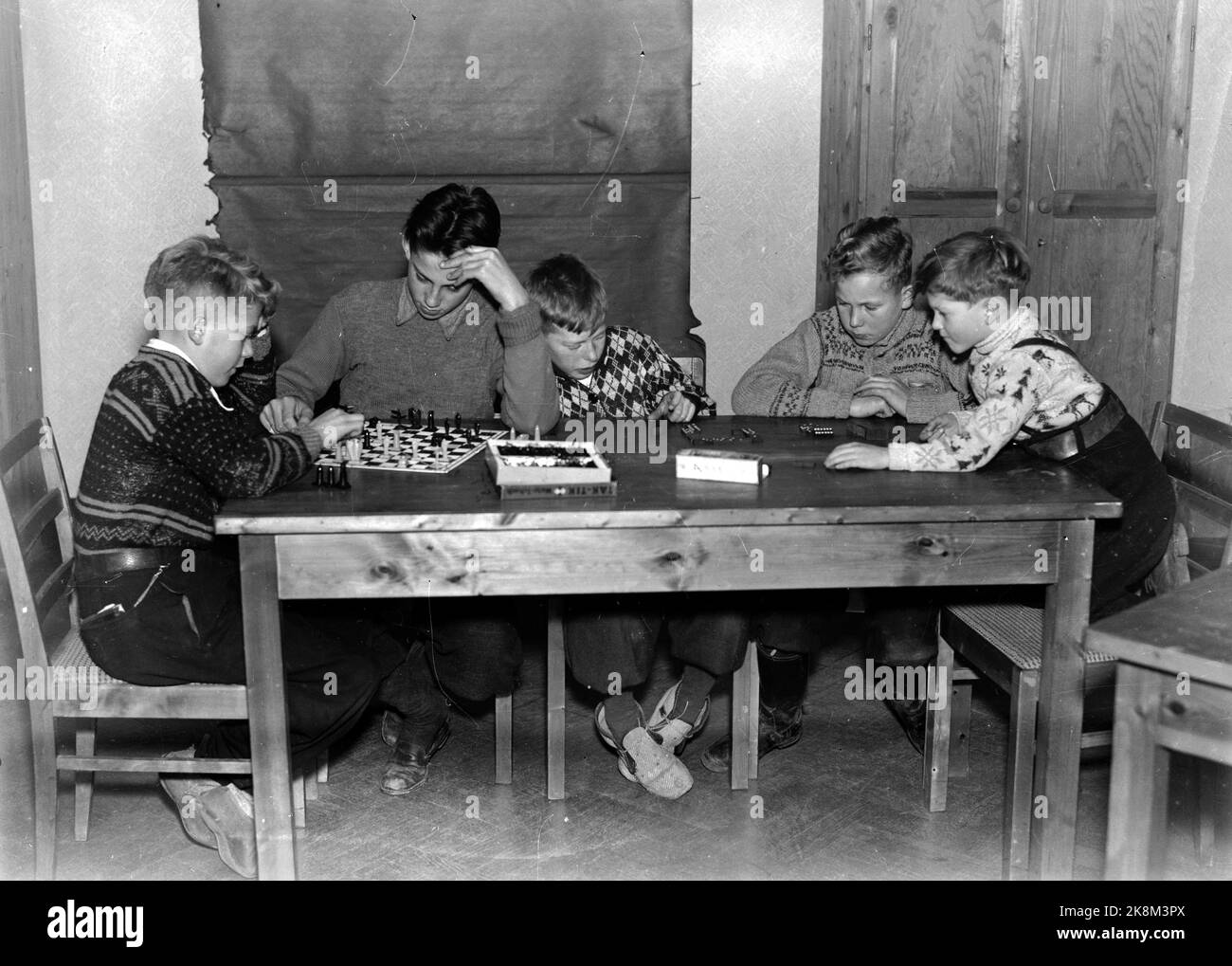 Octobre 1943. Deutsche Schule à Oslo / l'école allemande - Maison scolaire à Uranienborg Terrace 21. Les garçons jouent aux échecs et aux jouets. Photo: Johsen / NTB Banque D'Images