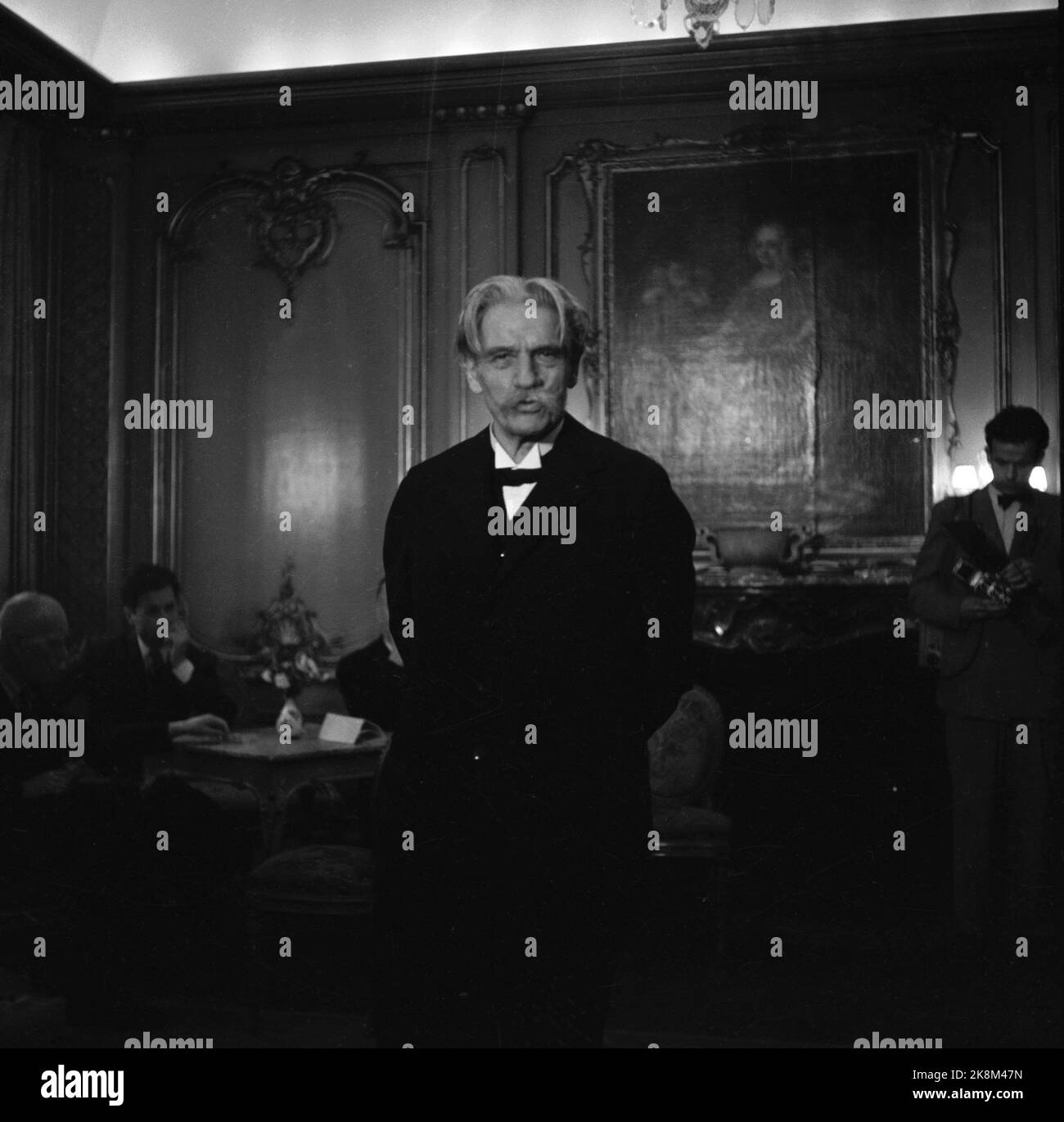 Oslo 19541102 Prix de la paix : Prix Nobel de la paix pour 1952 à Albert Schweitzer, médecin, missionnaire et fondateur de l'hôpital Lambarene au Gabon. (Le prix a été décerné en 1952, mais Schweitzer n'était pas présent au prix. Il s'est rendu en Norvège en novembre 1954. Ici Schweitzer à une conférence de presse sur 2 novembre 1954.) Photo: NTB / NTB Banque D'Images