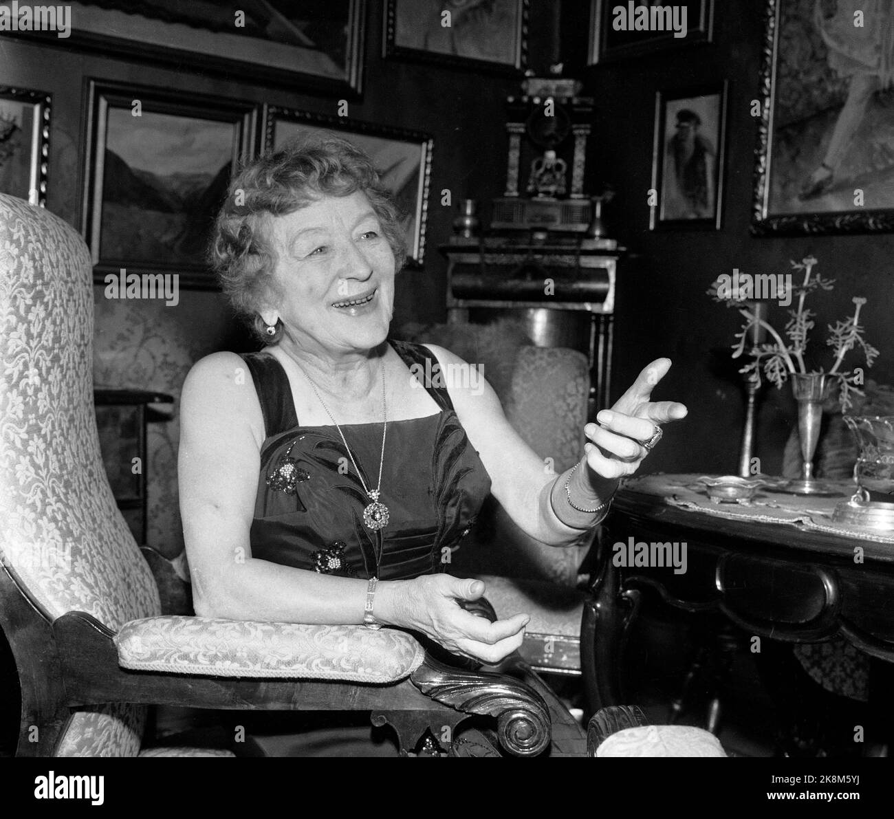 Oslo 19630806 Reine de renaissance, artiste et acteur Lalla Carlsen. Situation d'entrevue à la maison. Parle et se gestuelle. Photo: Hordnes / NTB / NTB Banque D'Images