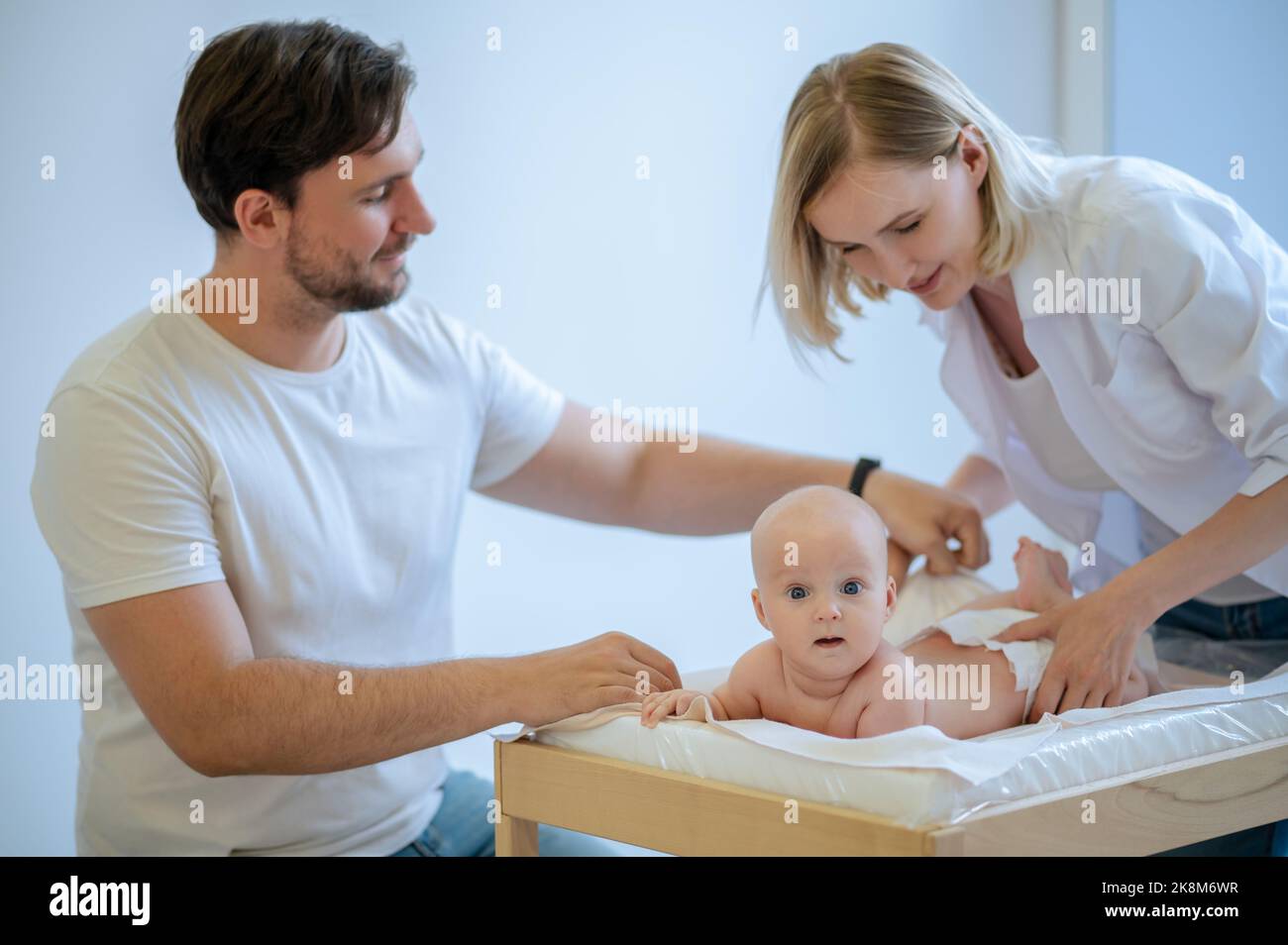 Médecin pédiatrique évaluant les réflexes du nourrisson au cours de l'examen physique Banque D'Images