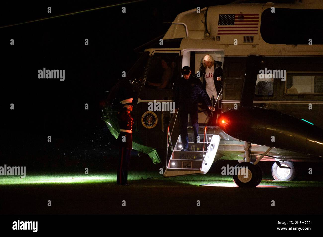 Le président des États-Unis Joe Biden et la première dame Dr. Jill Biden, portant un maillot Philadelphia Phillies, quittent Marine One sur la pelouse sud à la Maison Blanche à Washington, DC dimanche, 23 octobre 2022. Crédit : Bonnie Cash/Pool via CNP/MediaPunch Banque D'Images