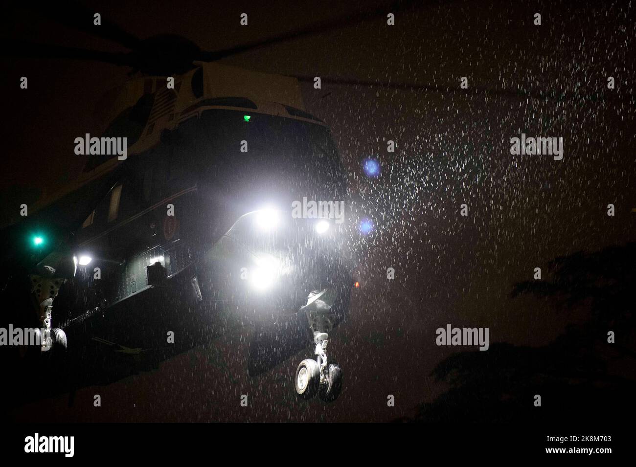 Marine One, avec le président des États-Unis Joe Biden et la première dame Dr. Jill Biden à bord, atterrit sous la pluie sur la pelouse sud de la Maison Blanche à Washington, DC dimanche, 23 octobre 2022. Crédit : Bonnie Cash/Pool via CNP/MediaPunch Banque D'Images