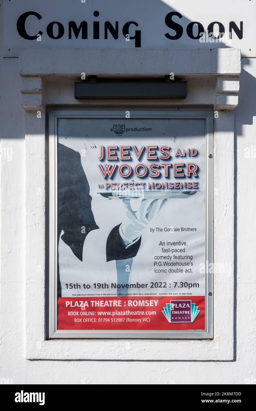 Bientôt, affiche publicitaire Jeeves et Wooster dans le parfait absurde au Théâtre Paza à Romsey, Hampshire, Angleterre, Royaume-Uni Banque D'Images Bientôt, affiche publicitaire Jeeves et Wooster dans le parfait absurde au Théâtre Paza à Romsey, Hampshire, Angleterre, Royaume-Uni Banque D'Images