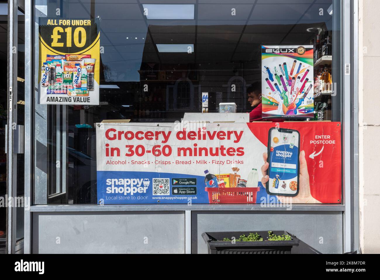 Magasin de proximité avec affiche dans la publicité de fenêtre Snappy Shopper application service de livraison d'épicerie en 30-60 minutes, Hampshire, Angleterre, Royaume-Uni Banque D'Images