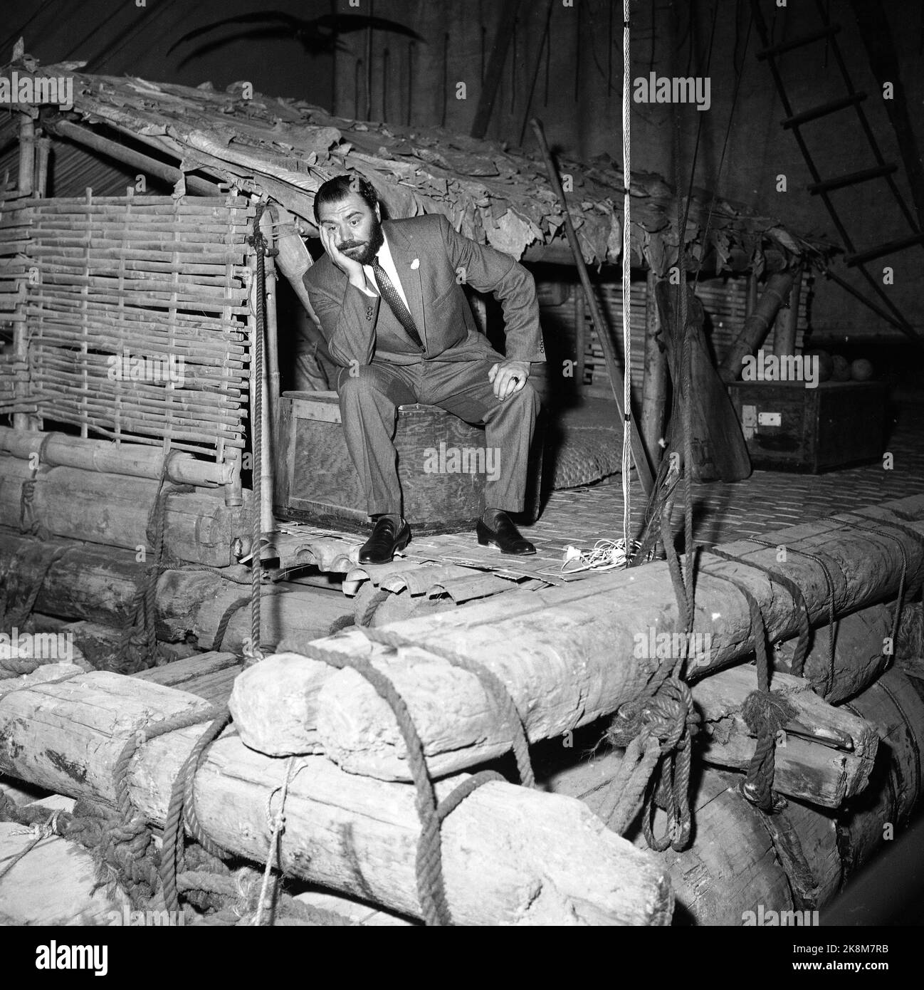 29 juin 1957 d'Oslo. « Vikings on Oslo-Tokt ». Les acteurs Ernest Borgnine, Kirk Douglas, Janet Leigh et Tony Curtis sont à Oslo avant de se diriger vers Hardanger pour « lancer » le film « les Vikings » de Kirk Douglas. Ici, ils visitent le Musée Kon-Tiki. Ernest Borgnine est à bord de Kon-Tiki. Photo: Aage Storløkken / actuel / NTB Banque D'Images