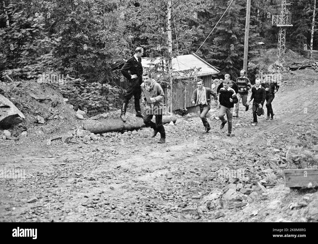 Oslo, Hvervenbukta 1963. Pleine vitesse en Motorkauen. Le Oslo Youth Motorsent se trouve à 13 km du centre d'Oslo. La salle de réunion, l'atelier, la piste de terrain et la salle de passe-temps sont construits avec le soutien municipal et les efforts impressionnants des garçons et des filles dans OMS. Une fois par semaine, le groupe sportif s'entraîne avec Hoff-Olsen, athlète actif. Le groupe fait du ski, du football, du handball et de la gymnastique. Photo: Ivar Aaserud / courant / NTB Banque D'Images