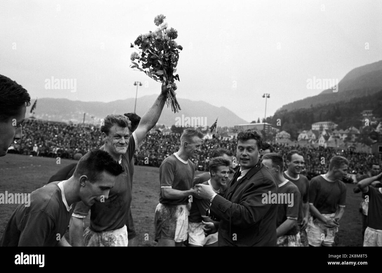 Bergen, 19631013 SK Fire - Vålerenga 3-1 SK Fire est devenu champion de la série en 1963. Ici du match où le championnat a été assuré. Bjørn Oddmar Andersen en a marqué deux et Leif Amundsen un. Capitaine de feu avec fleurs. Au milieu du photographe Jan Greve. Photo: Sverre A. Børretzen / actuel / NTB Banque D'Images