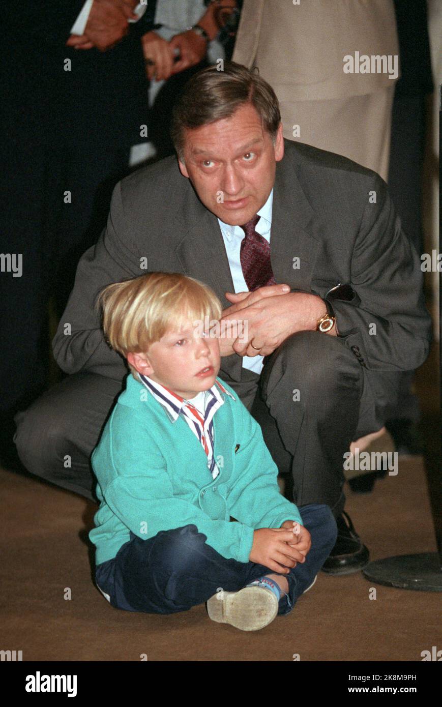 Oslo 19930624 : le roi Harald a dévoilé la nouvelle statue de Per Young du jeune Fridtjof Nansen dans le Framhuset à Bygdøy à Oslo. Étaient également présents le ministre des Affaires étrangères Johan Jørgen Holst et son fils, Edvard (en photo). Photo: Aleksander Nordahl / NTB / NTB Banque D'Images