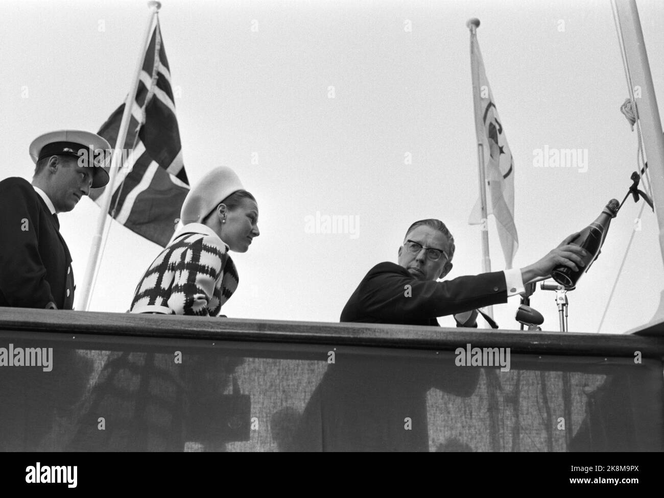 Stord, mai 1969. Princesse de la Couronne Sonja au sujet du baptême du bateau-citerne 'Roi Haakon VII', elle est instruit par le directeur Hans Isaksen à Stord Verft. Le Prince héritier Harald suit intéressé par le bateau est de 222 000 tonnes et est le plus grand construit dans un chantier naval de la région nordique. C'est Hilmar Reksten qui a commandé le pétrolier, il mesure 325 mètres de long et 46 mètres de large. Photo: Aage Storløkken / actuel / NTB Banque D'Images