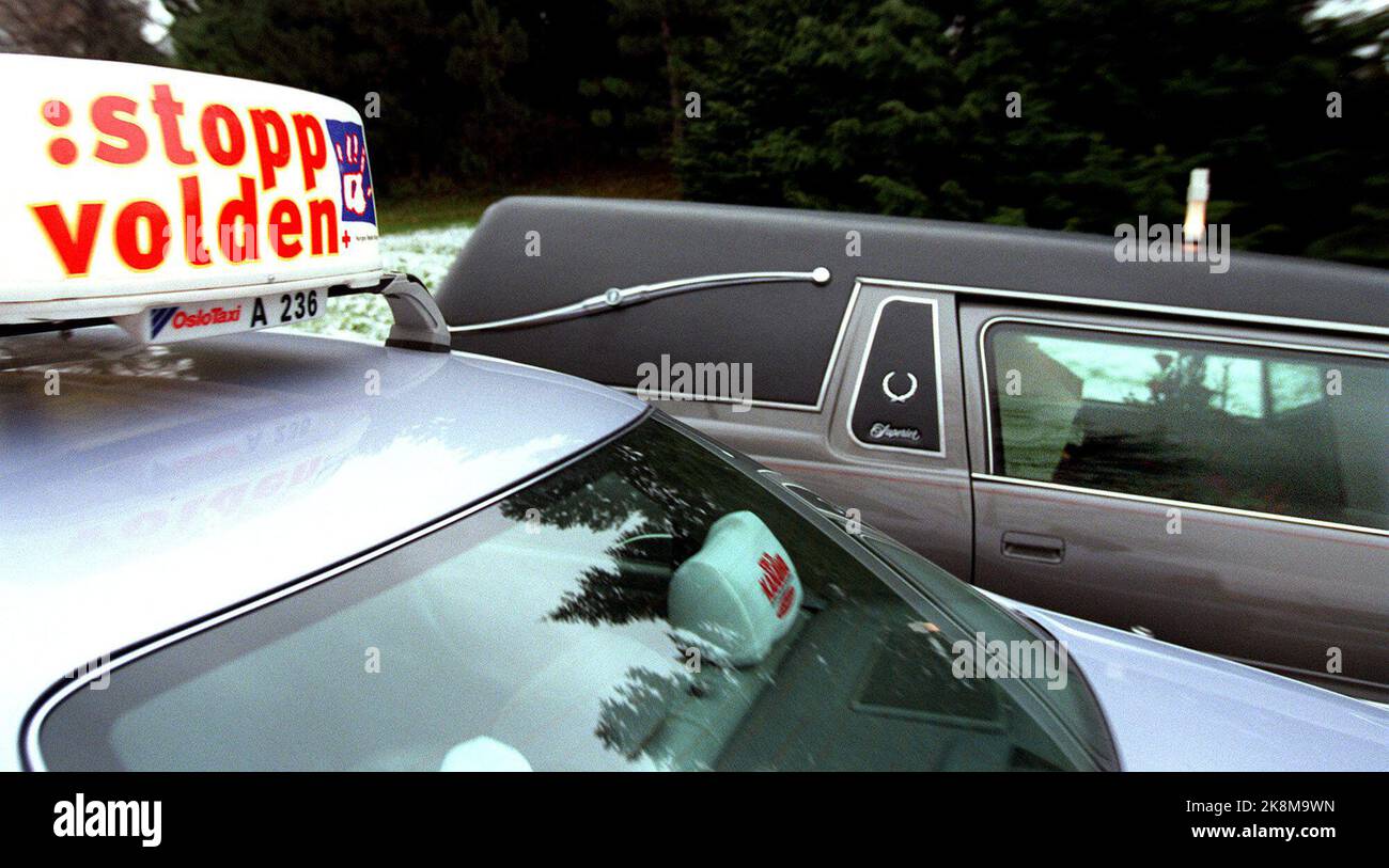 La voiture avec le cercueil au propriétaire de taxi Ulf Jørgen Braathen, passe taxi A 236 avec un message clair après les funérailles à l'église de Østre Aker vendredi. (Le chauffeur de taxi a été tué par balle à Godlia à Oslo.) Photo: Knut Fjeldstad, / crimes de la NTB / meurtres / funérailles / cesser la violence / Banque D'Images