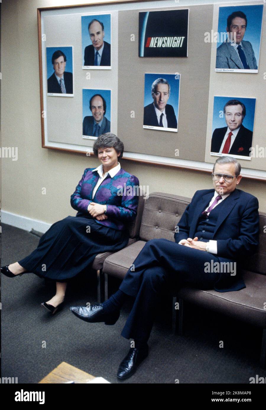 Londres, Royaume-Uni 19870427. Le Premier ministre Gro Harlem Brundtland sera interviewé dans le programme de télévision de BBC TV Newsnight sur le rapport environnemental "notre avenir commun" de la Commission Brundtland pour l'environnement et le développement. Ici, elle attend avec la secrétaire d'Etat Arne Strand avant le programme TV. Photo Henrik Laurvik / NTB Banque D'Images