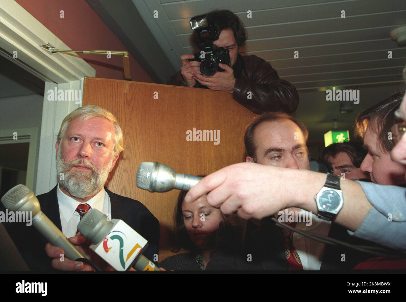 Oslo 19940126. L'affaire Airbus. Le gouverneur de la Banque centrale, Torstein Moland, rencontre la presse dans le Storting. Il a toujours la confiance du ministre des Finances, Sigbjørn Johnsens (AP), dans le cadre des accords secrets de rachat avec des déductions fiscales illégales pour lesquelles Moland est soupçonné. Microphones. Photo: Lise Åserud NTB / NTB Banque D'Images