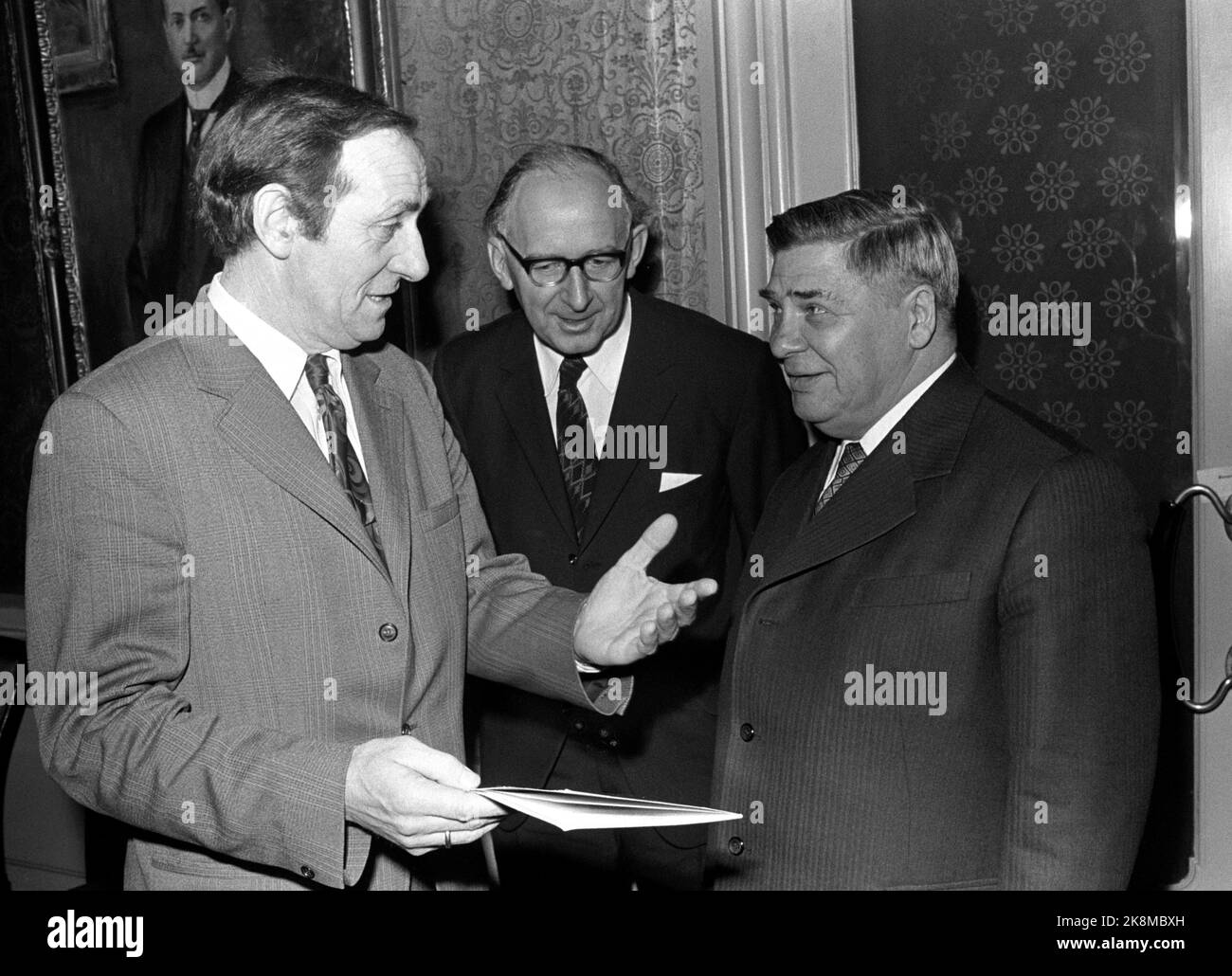 Oslo 19741209. Les négociations entre la Norvège et l'Union soviétique sur les limites de pêche ont commencé à Oslo. La photo montre le ministre des Pêches, Eivind Bolle (l'homme au milieu est l'interprète). Photo Erik Thorberg / NTB / NTB Banque D'Images