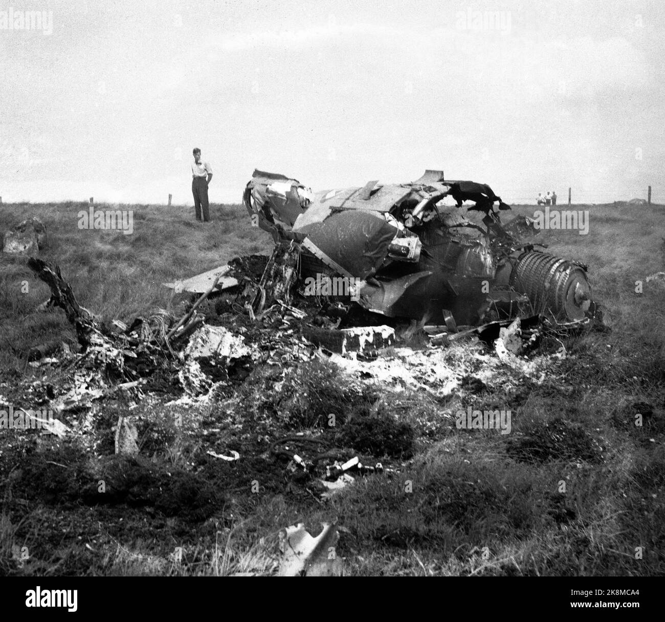 Sola, 19530710 accident d'avion à la station aérienne de Sola. 11 personnes sont mortes lorsqu'un Thunderjet norvégien est entré en collision avec un avion Dakota de l'US Air Force. Ici, l'un des avions a été détruit. Photo: NTB / NTB Banque D'Images