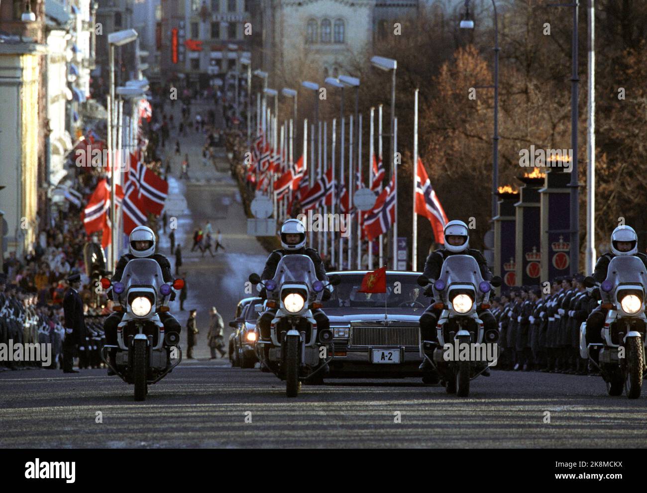 Oslo 19910121. Le roi Olav V est mort. Le roi Harald et la reine Sonja quittent le Storting après le serment. Drapeau sur la demi-barre le long de la porte Karl Johans et de nombreux spectateurs étaient arrivés le long de la route du château au Storting. Police sur les motos au premier plan. Photo: NTB / NTB Banque D'Images