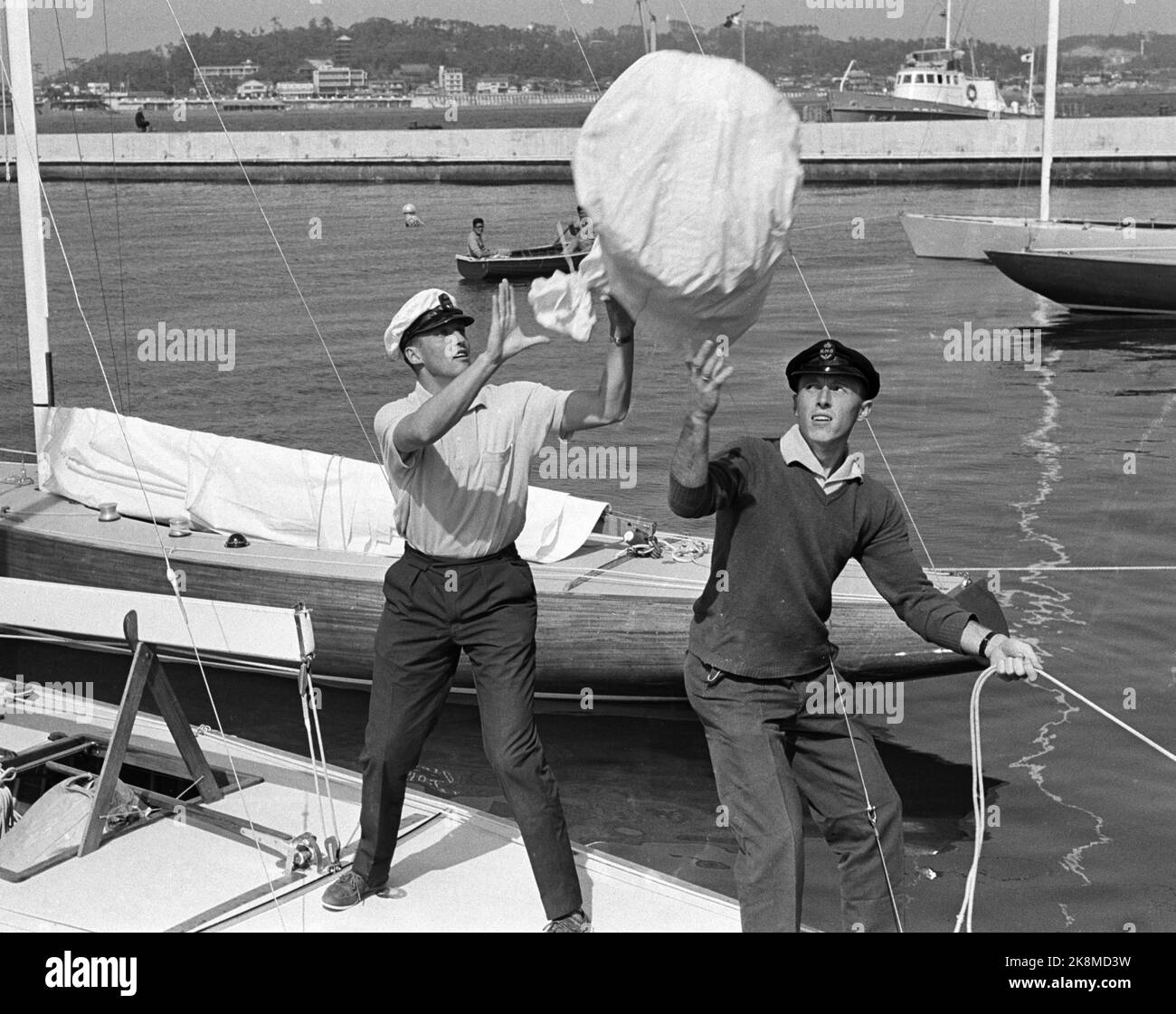 Tokyo, Japon Jeux Olympiques d'été 1964 à Tokyo. Le Prince héritier Harald participe à l'équipe olympique norvégienne de voile. T. H. Stein Føyen. Reçoit le sac du navire. Photo archive NTB / ntb Banque D'Images
