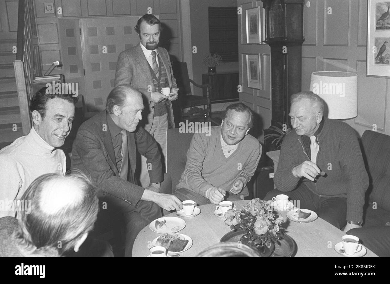 Stange 19800127. AP le gouvernement commence ses discussions à la ferme de Staur à Stange. Par ex. Reiulf Steen, Premier ministre Odvar Nordli, Knut Frydenlund et Rolf Hansen. Le nouveau secrétaire d'État Per Vassbotn du cabinet du premier ministre le voit dans le contexte. Photo: Erik Thorberg NTB / NTB Banque D'Images