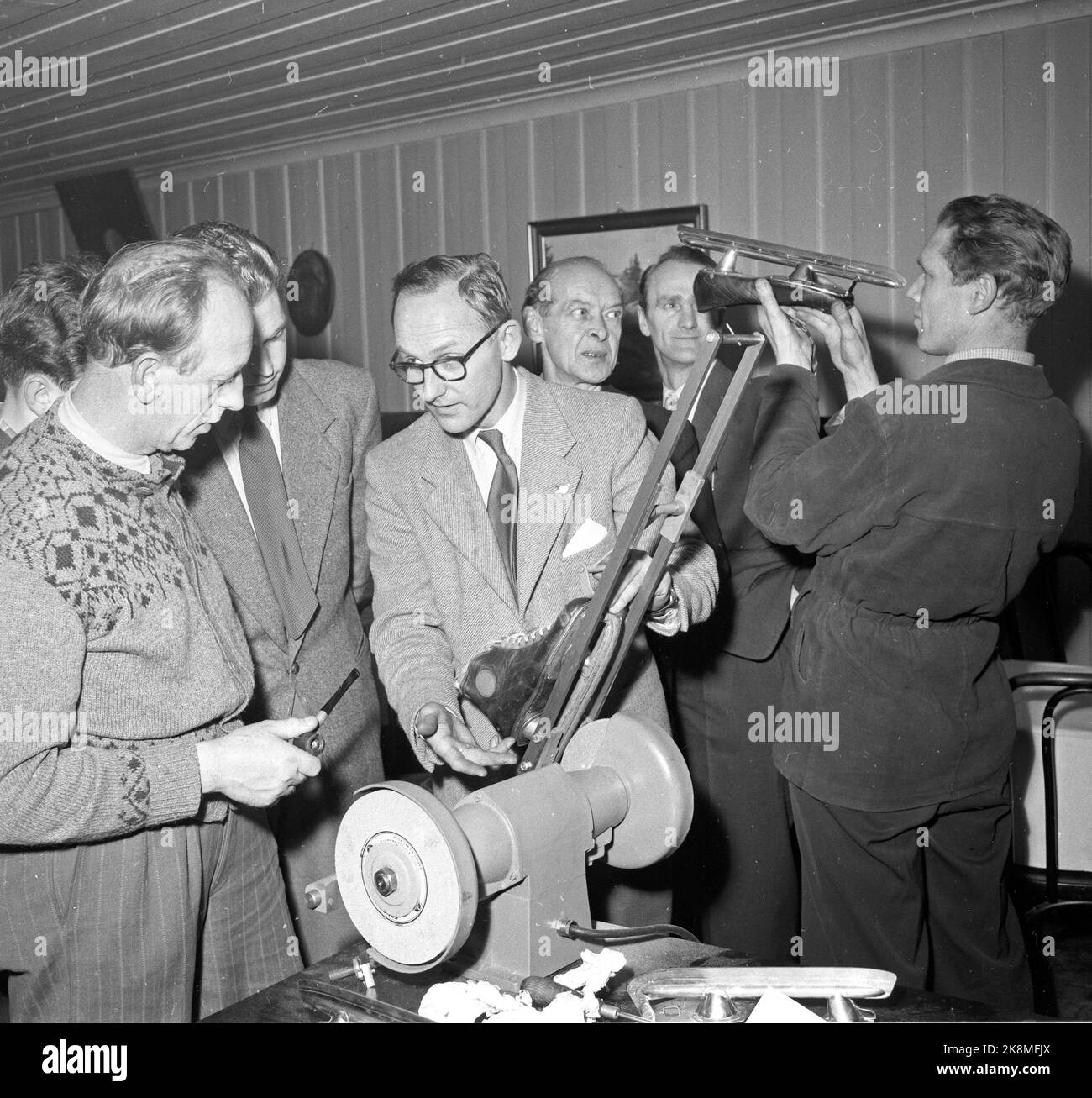Oslo 19541129. Meulage par patinage - démonstration de nouvelles meuleuses, 29 novembre 1954. Photo: NTB Banque D'Images