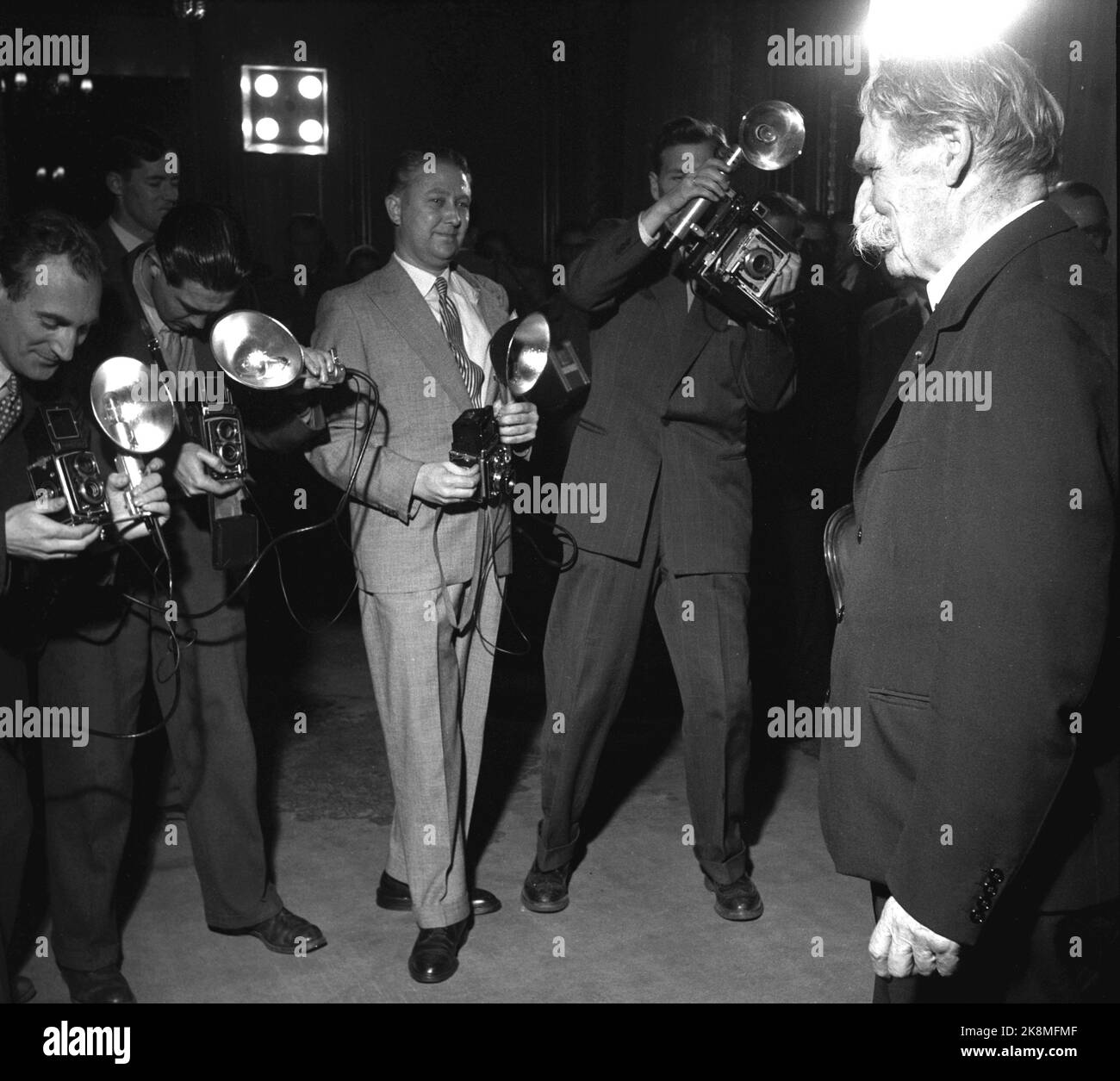 Oslo, novembre 1954. 'Albert Schweitzer, som kom à Oslo 2. nov. Pour škvittere pour fredspreved med den obligatoriiske Nobel-talen, må ha følt varmen strømme mot seg helt fet øyeblikk han satte foten på perrongen på Østbanen. Utenfor stasjonen var det nesten comme folksomt som når en idrettsstjerne kommer hjem. Folk trengte seg på for šfå et glimt av denne store humanisten fafrikas urskog, mannen som ga avkall på den strålende karrière hans rike intellektuelle og kunstneriske utrustning hadde sikret Ham, for slåss syklende kburness sykburnten et skog skog skog sflekenkte slekte in slekburnten. Banque D'Images