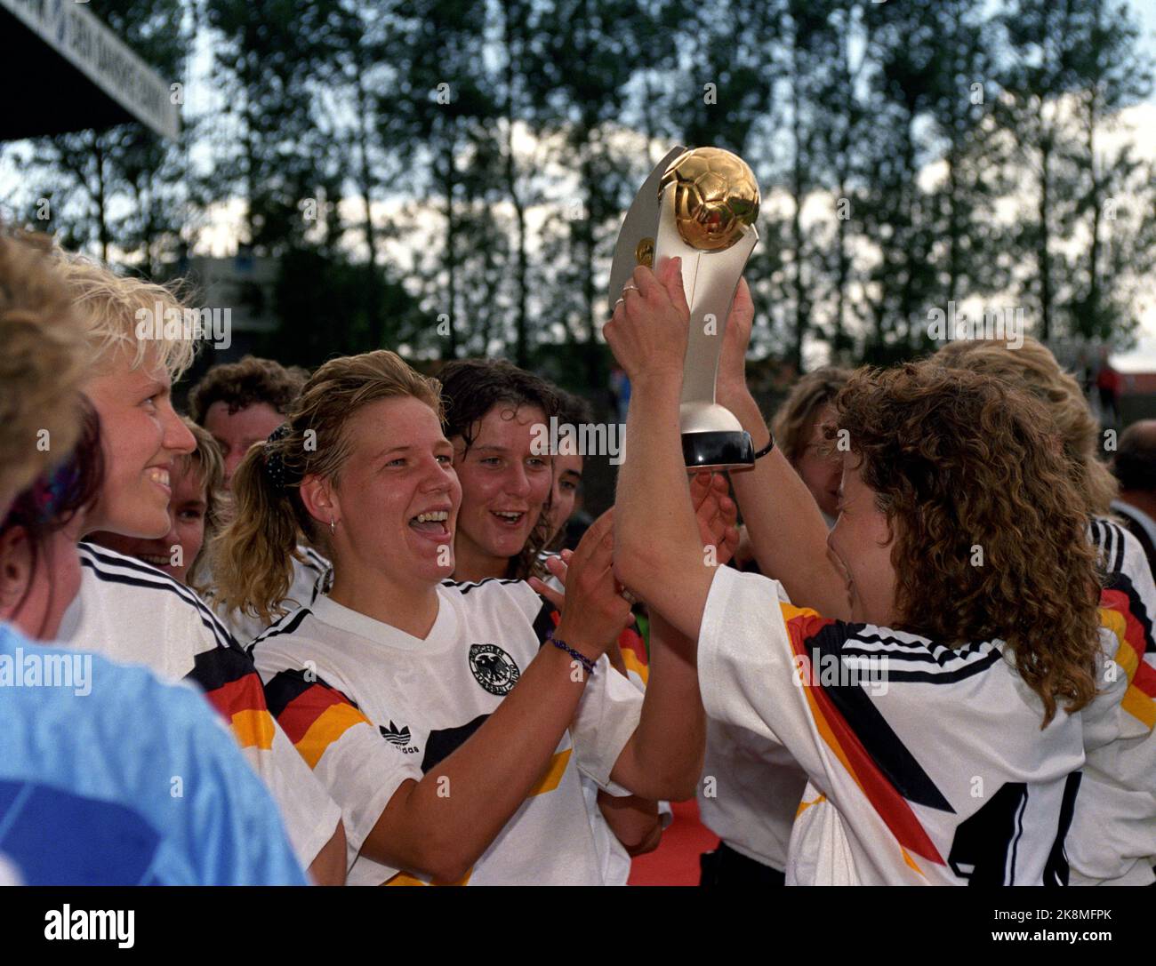 Aalborg, Danemark 19910714 Championnat d'Europe de football pour femmes à Ålborg. La finale a été remportée par l'Allemagne. Norvège-Allemagne 1-3. L'Allemagne applaudisse à la victoire. Photo: Agnete Brun / NTB Banque D'Images