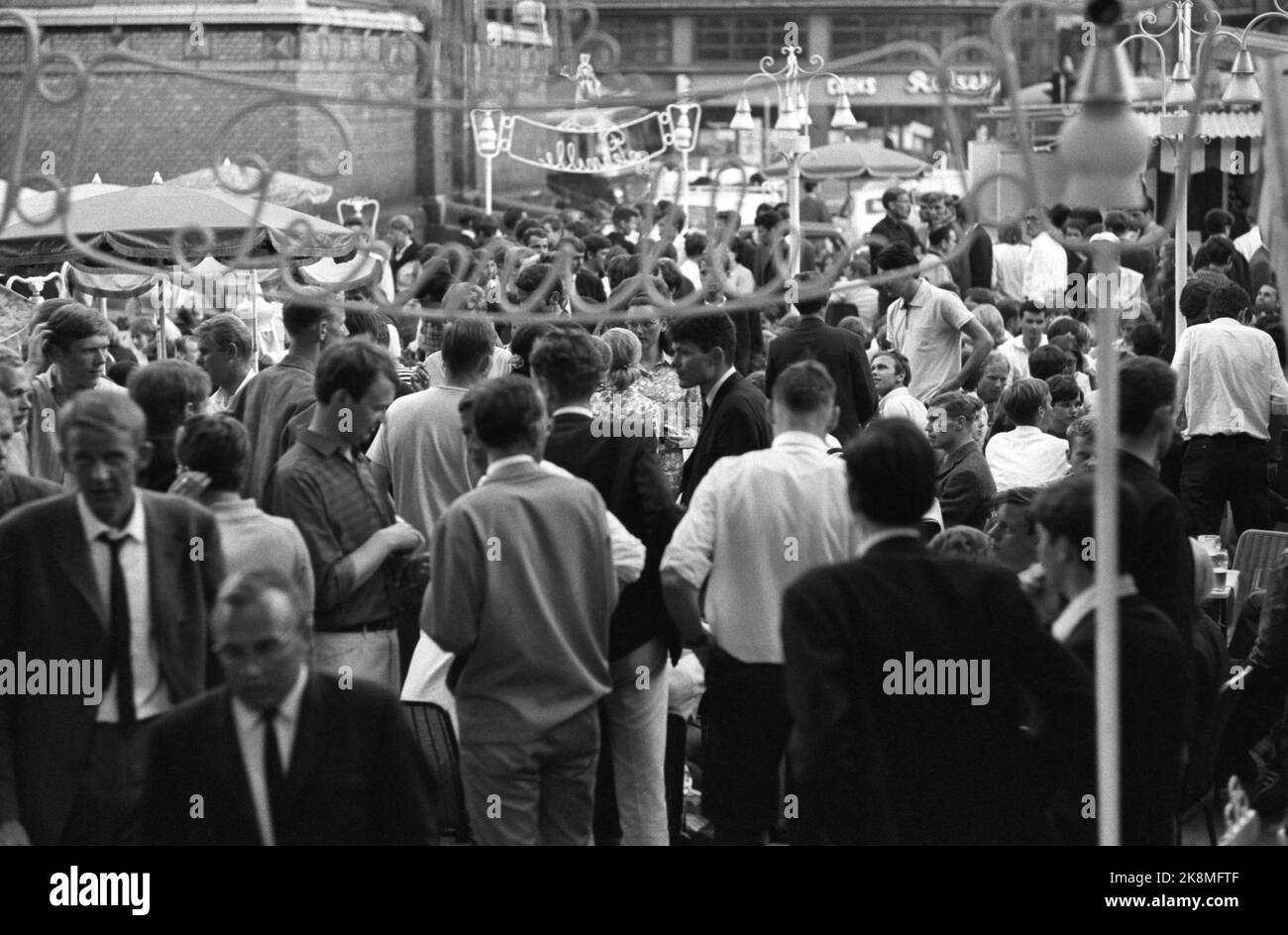 28 juin 1969 d'Oslo. Karl Johansgate à Oslo lors d'une chaude journée d'été. Ici, de l'arrière du Théâtre national, où il y avait auparavant un restaurant en plein air qui portait le nom de « Pernille ». Photo: Par Ervik / actuel / NTB Banque D'Images