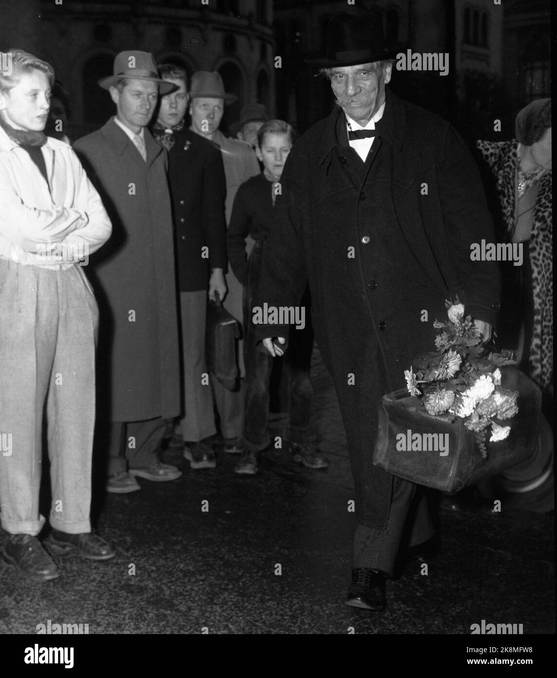 Oslo, novembre 1954. 'Albert Schweitzer, som kom à Oslo 2. nov. Pour škvittere pour fredspreved med den obligatoriiske Nobel-talen, må ha følt varmen strømme mot seg helt fet øyeblikk han satte foten på perrongen på Østbanen. Utenfor stasjonen var det nesten comme folksomt som når en idrettsstjerne kommer hjem. Folk trengte seg på for šfå et glimt av denne store humanisten fafrikas urskog, mannen som ga avkall på den strålende karrière han rike intellektuelle og kunstneriske utrustning hadde sikret Ham, for slåss sykner sket skog skog skog skog slås slås burning. . Banque D'Images