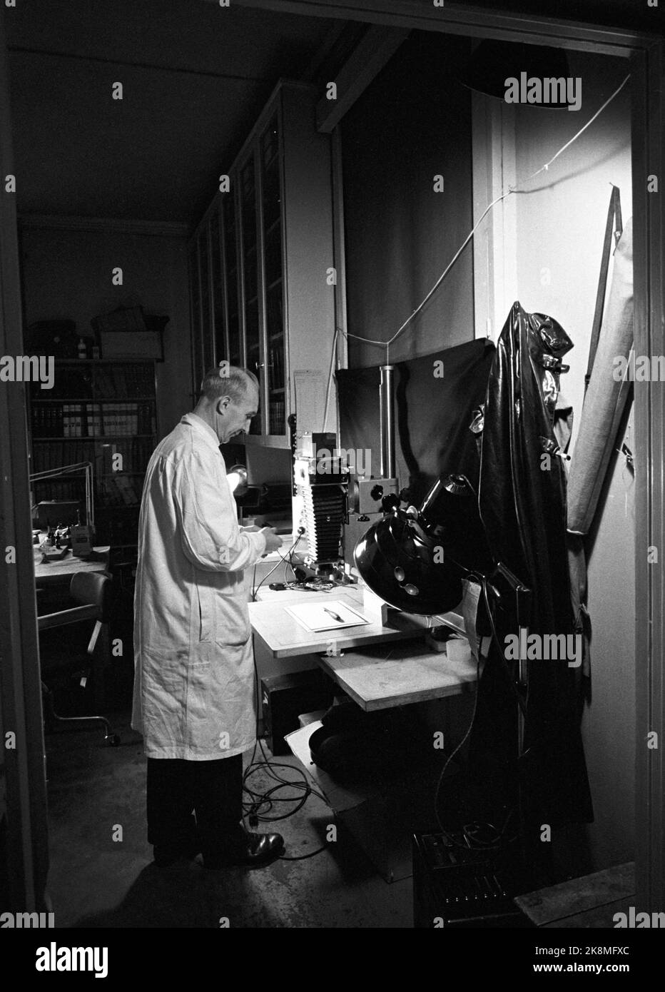 Oslo 17 novembre 1962 "Une banque est volée" Comment fonctionne le détective moderne? Comment le Centre de police criminelle fonctionne-t-il lorsqu'une banque est volée? Ici, photographie d'un couteau. Photo: Ivar Aaserud / courant / NTB Banque D'Images