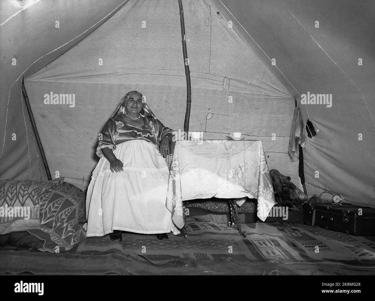 Hokksund 19590709 ancienne gitane / femme de l'espace personnes dans sa tente dans un camp tzigane à Hokksund. Photo: Knoblauch / NTB / NTB Banque D'Images