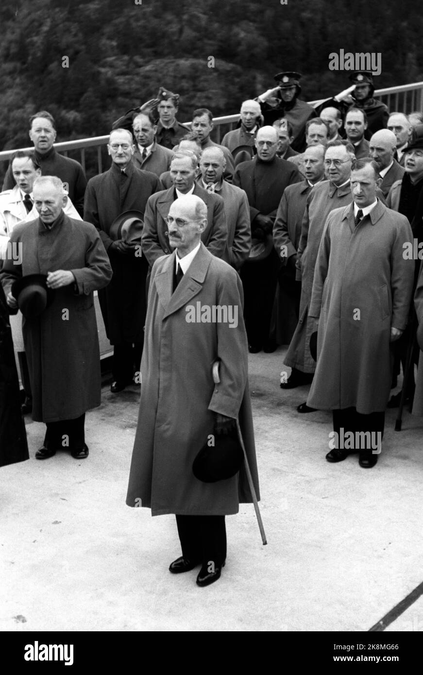 Svinesund 19460615. Le pont Svinesund à Halden, entre la Norvège et la Suède, est ouvert par le roi Haakon et le prince héritier Gustav Adolf, qui se rencontrent au milieu de la brosse de pont de 420 mètres de long. Ici, nous voyons le roi Haakon (au milieu) sur le pont. , Manteau, chapeau et canne. Photo : Archives actuelles / NTB Banque D'Images