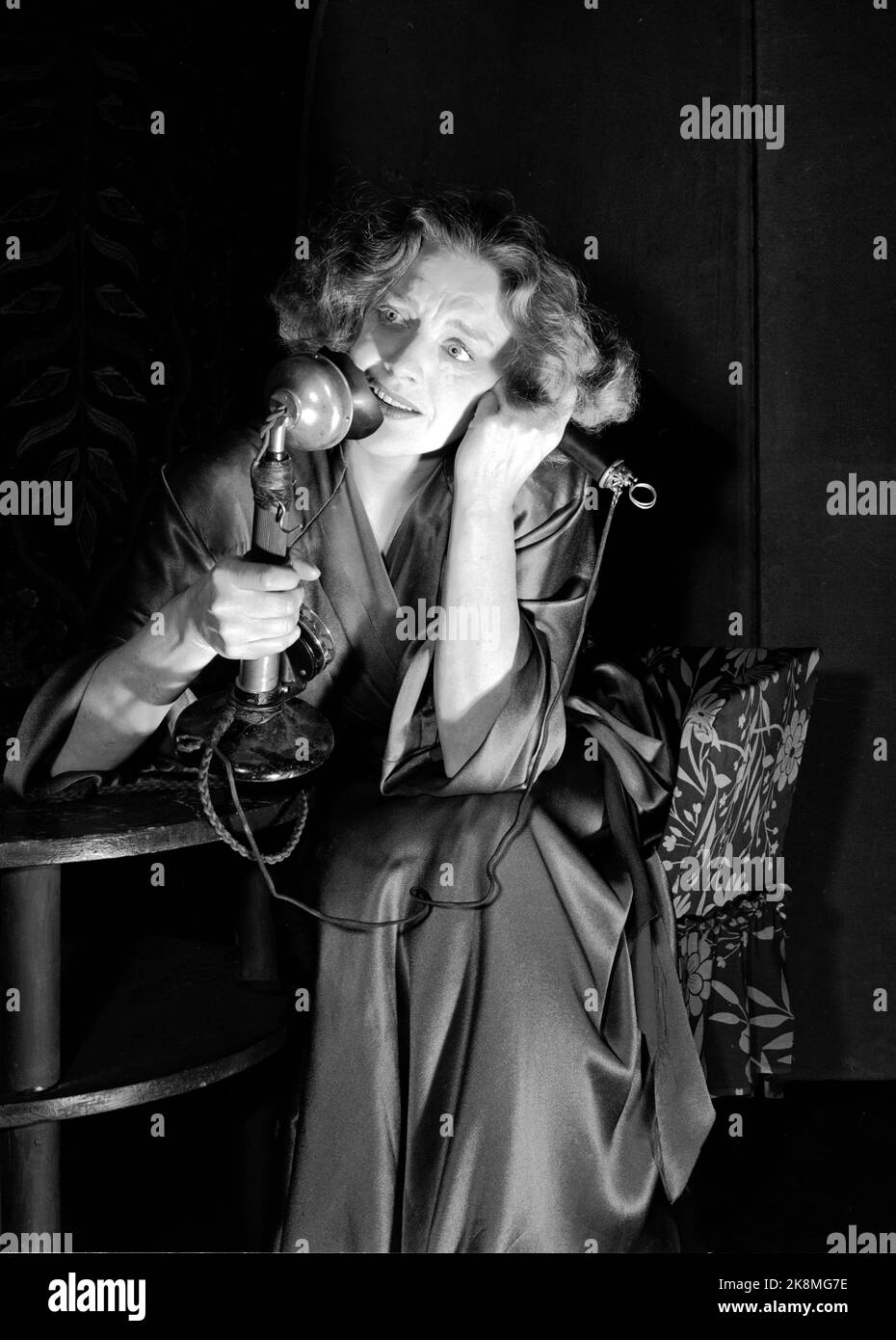 Oslo Mai 1949 l'actrice Aase Bye a un énorme succès en tant que blanche dans la pièce "Un tram pour le désir" sur le théâtre national. Voici au revoir dans une scène dramatique avec un téléphone: 'S'il vous plaît me voir en relation avec le réalisateur Shep Huntleigh ..' Photo: Sverre A. Børretzen / actuel / NTB Banque D'Images